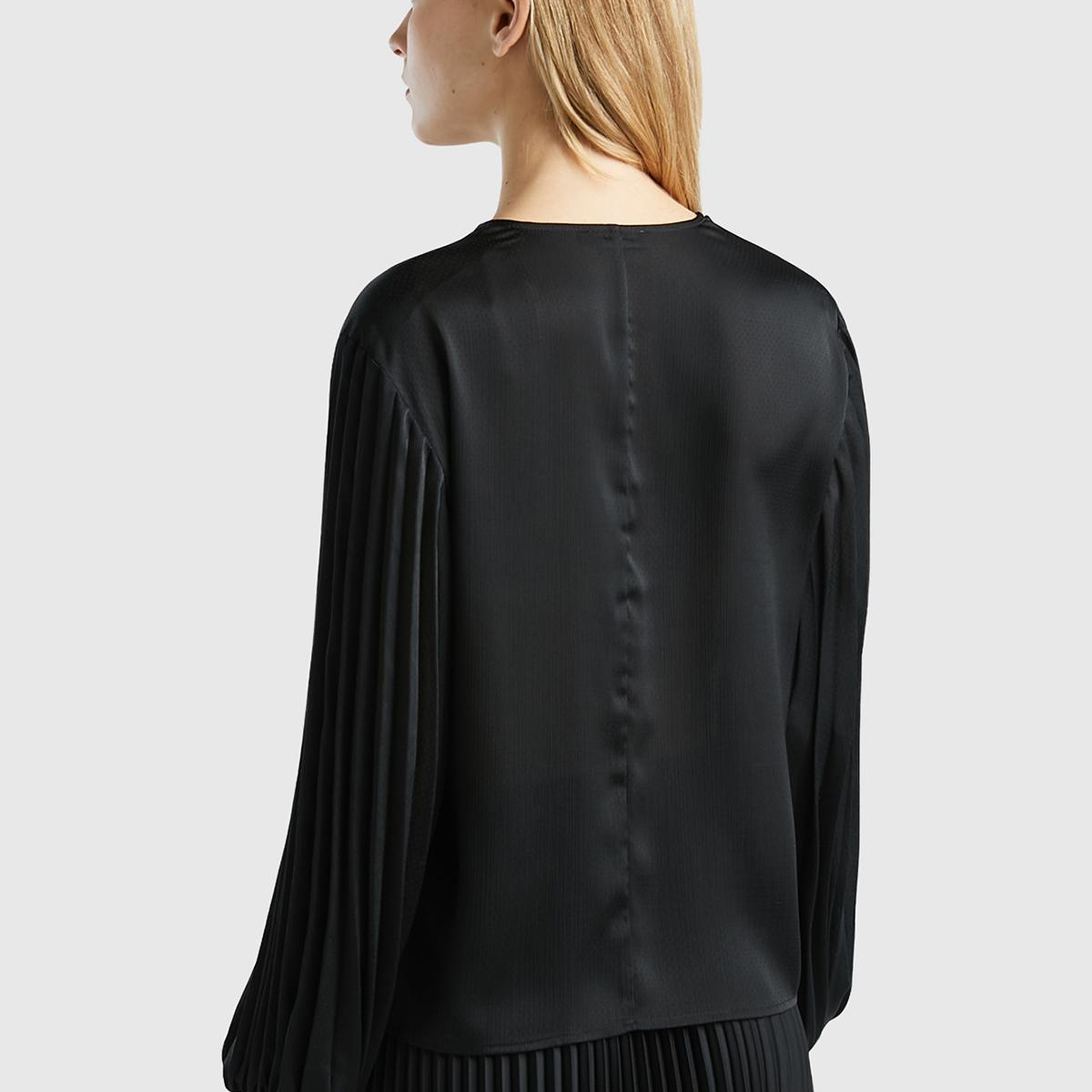 Kadın Siyah Kolları Detaylı V Yaka Bluz