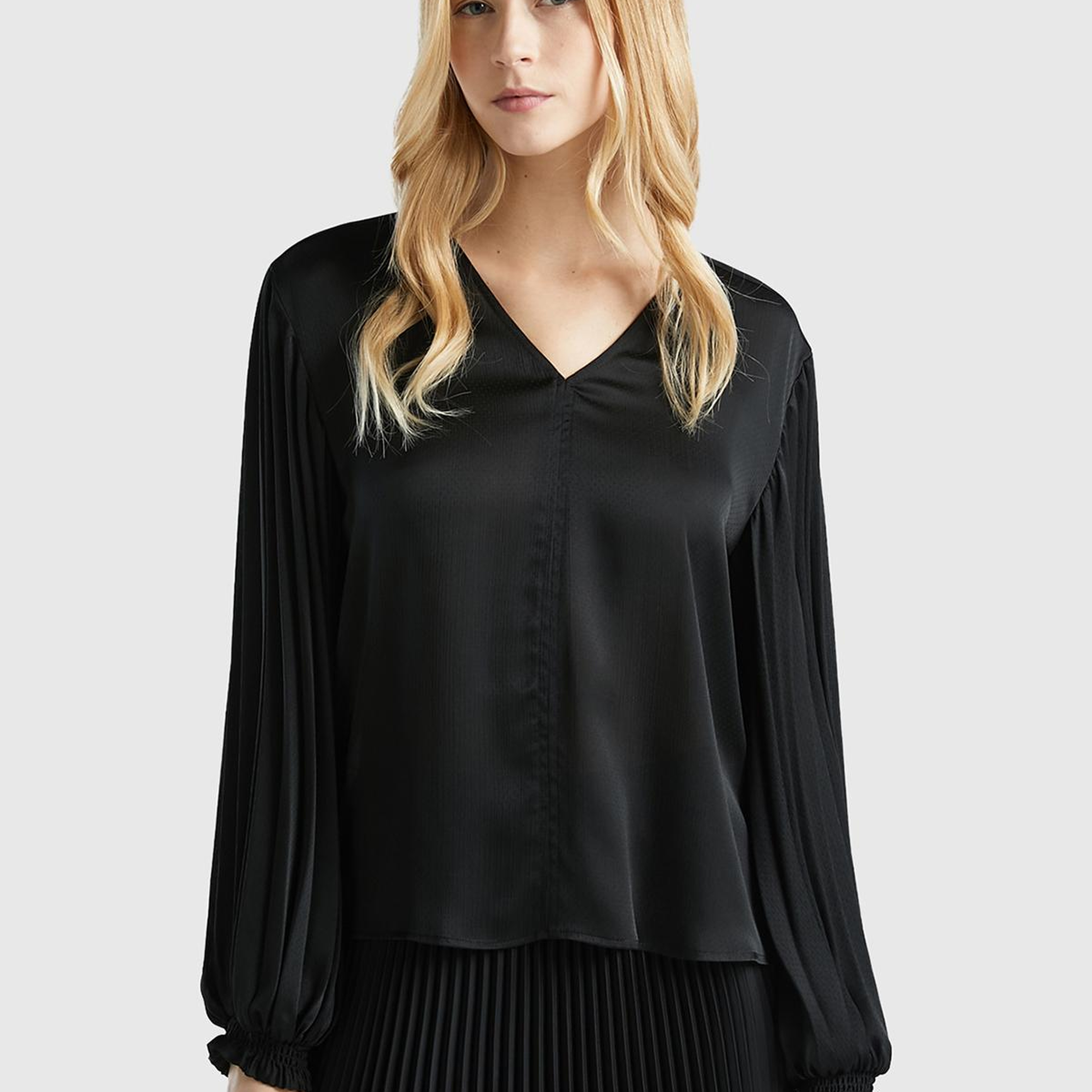 Kadın Siyah Kolları Detaylı V Yaka Bluz