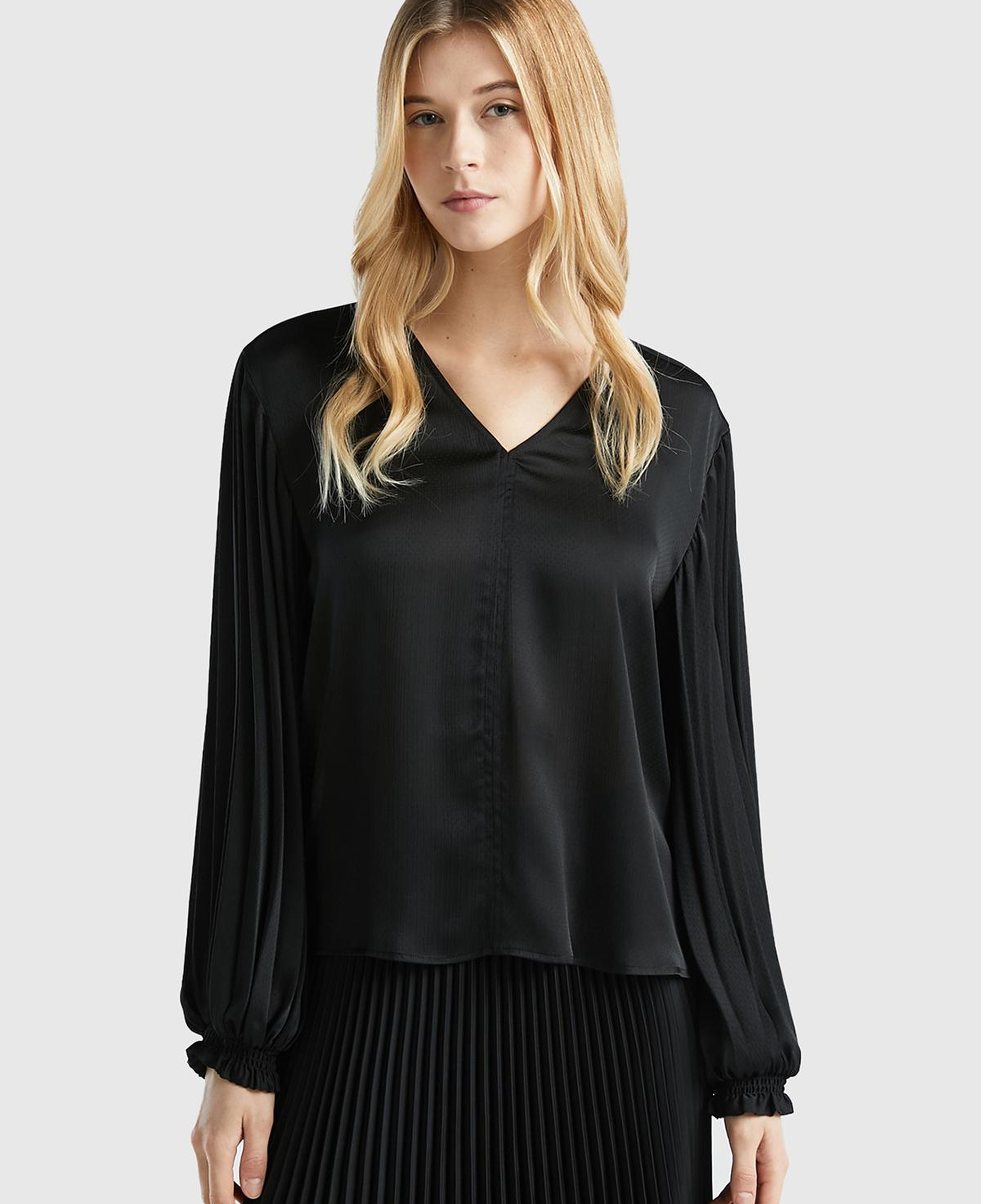 Kadın Siyah Kolları Detaylı V Yaka Bluz