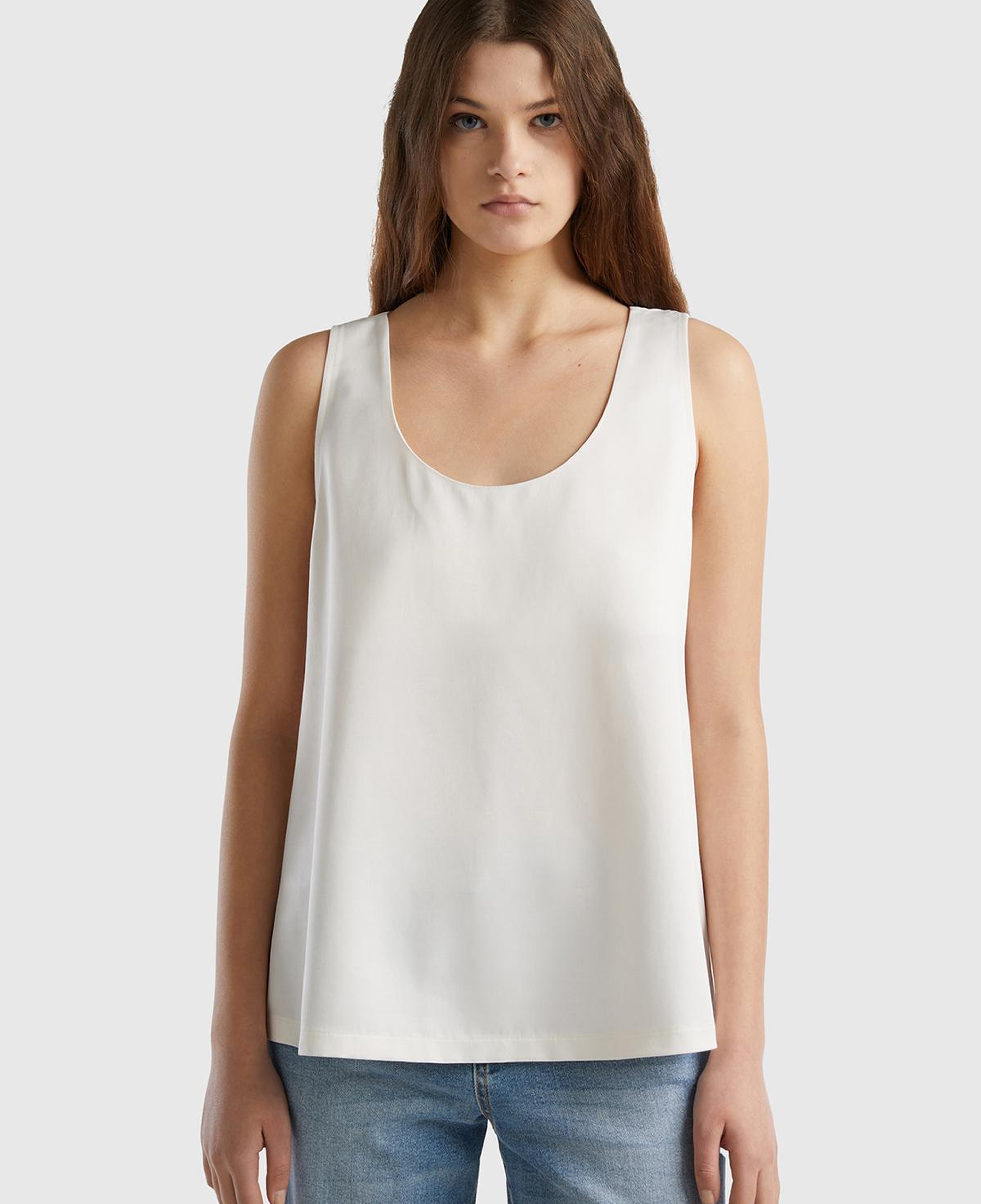 Kadın Krem Viskoz Karışımlı Saten Kolsuz Bluz