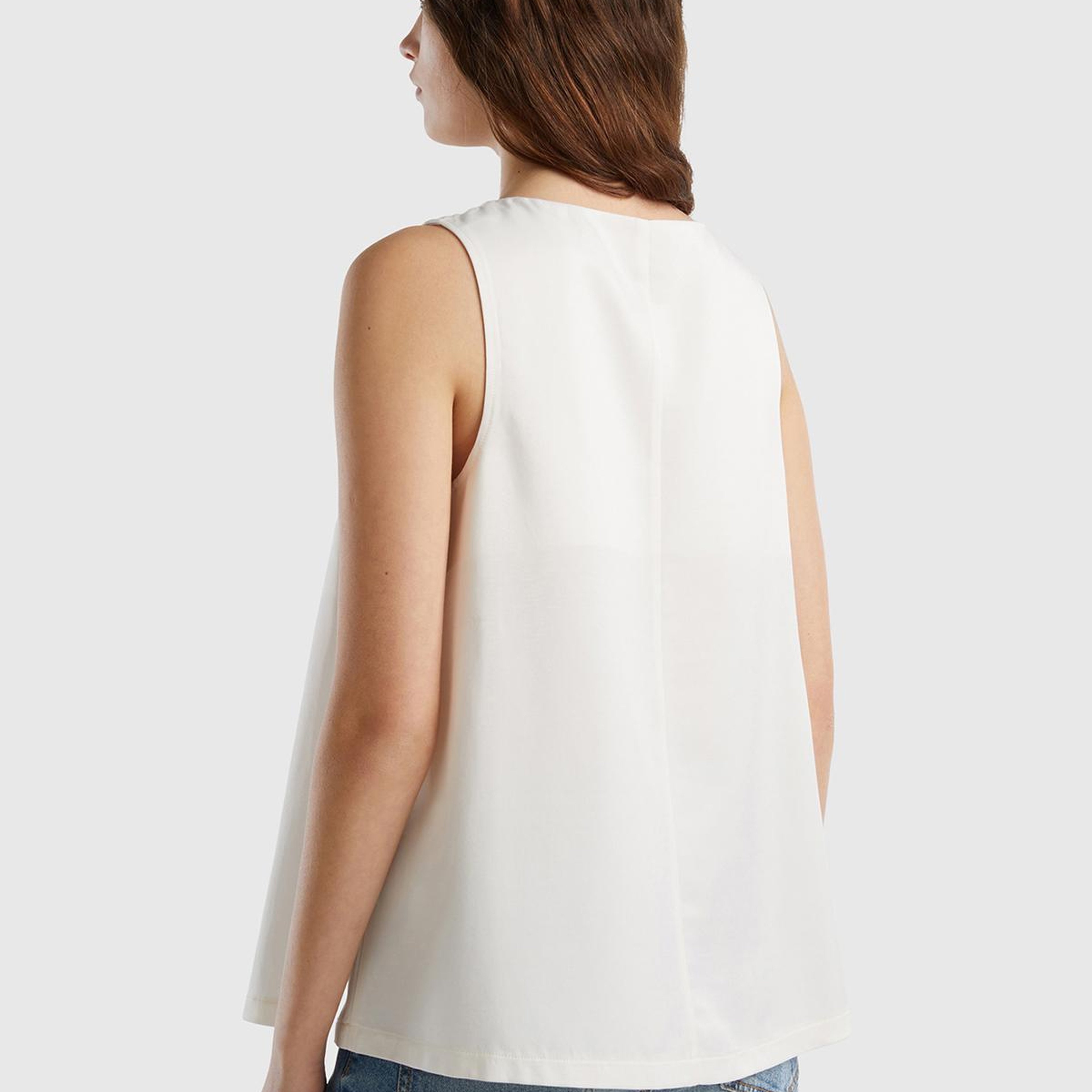 Kadın Krem Viskoz Karışımlı Saten Kolsuz Bluz