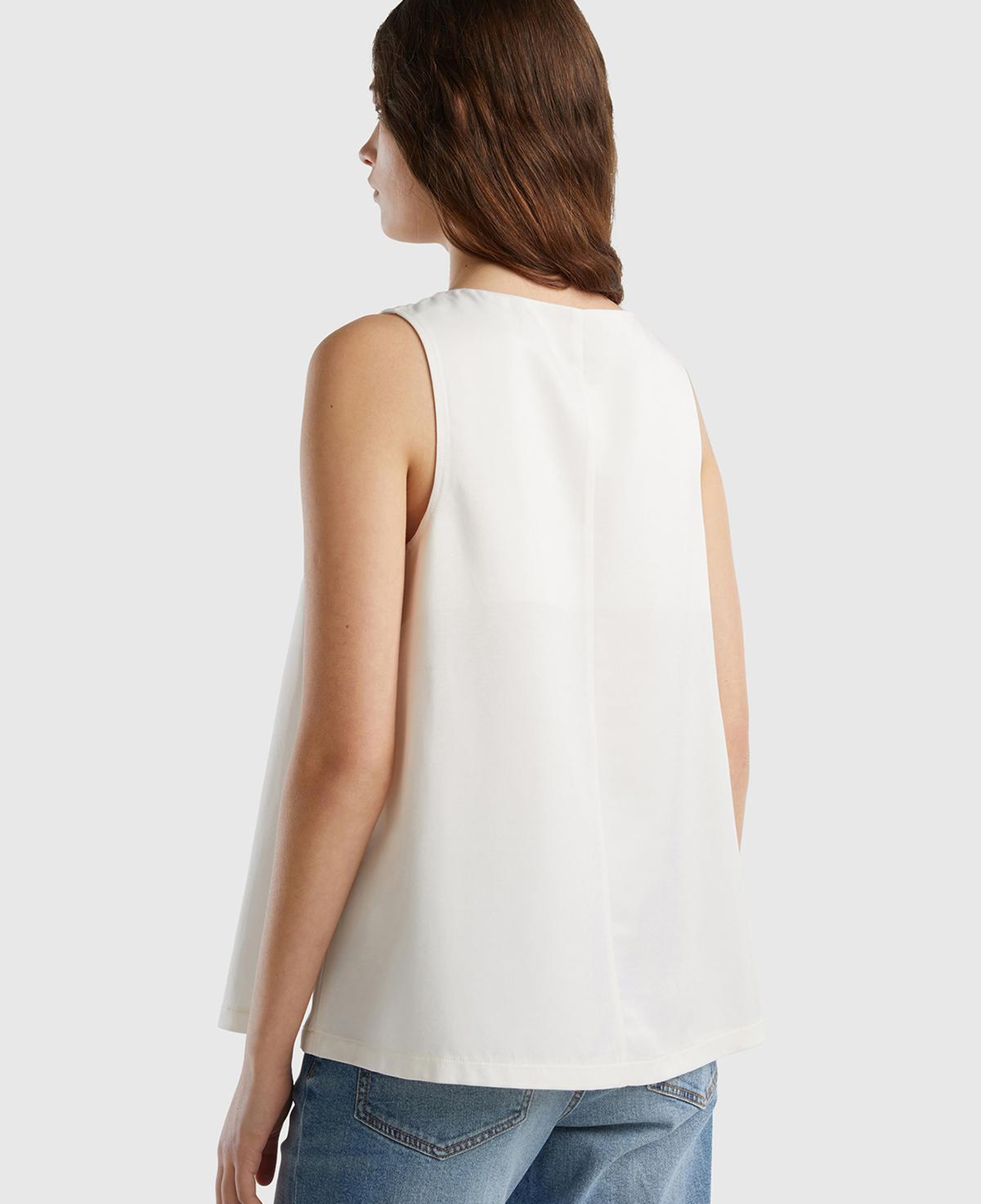 Kadın Krem Viskoz Karışımlı Saten Kolsuz Bluz