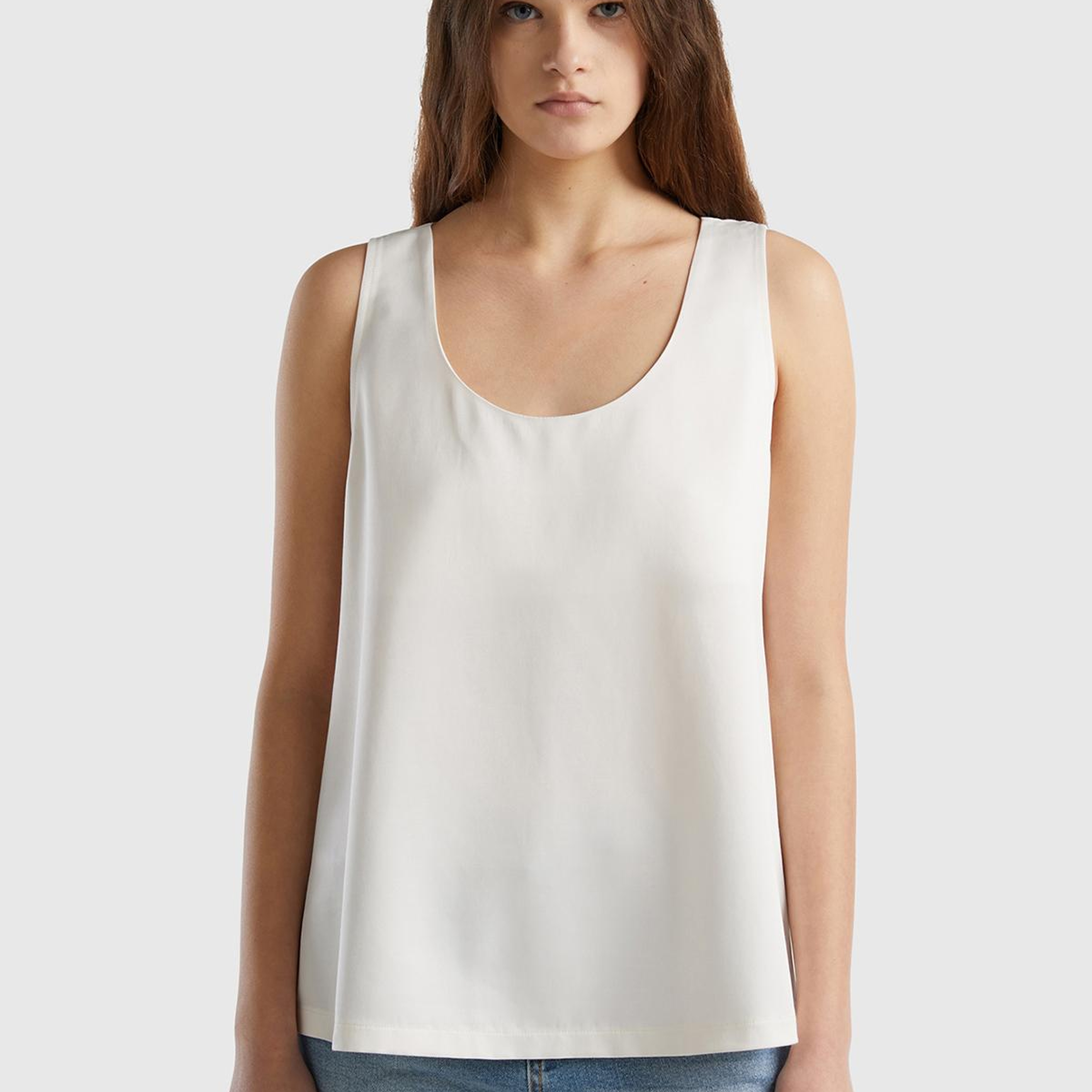 Kadın Krem Viskoz Karışımlı Saten Kolsuz Bluz