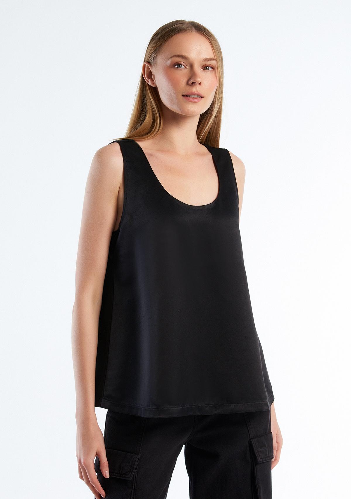 Kadın Siyah Viskoz Karışımlı Saten Kolsuz Bluz