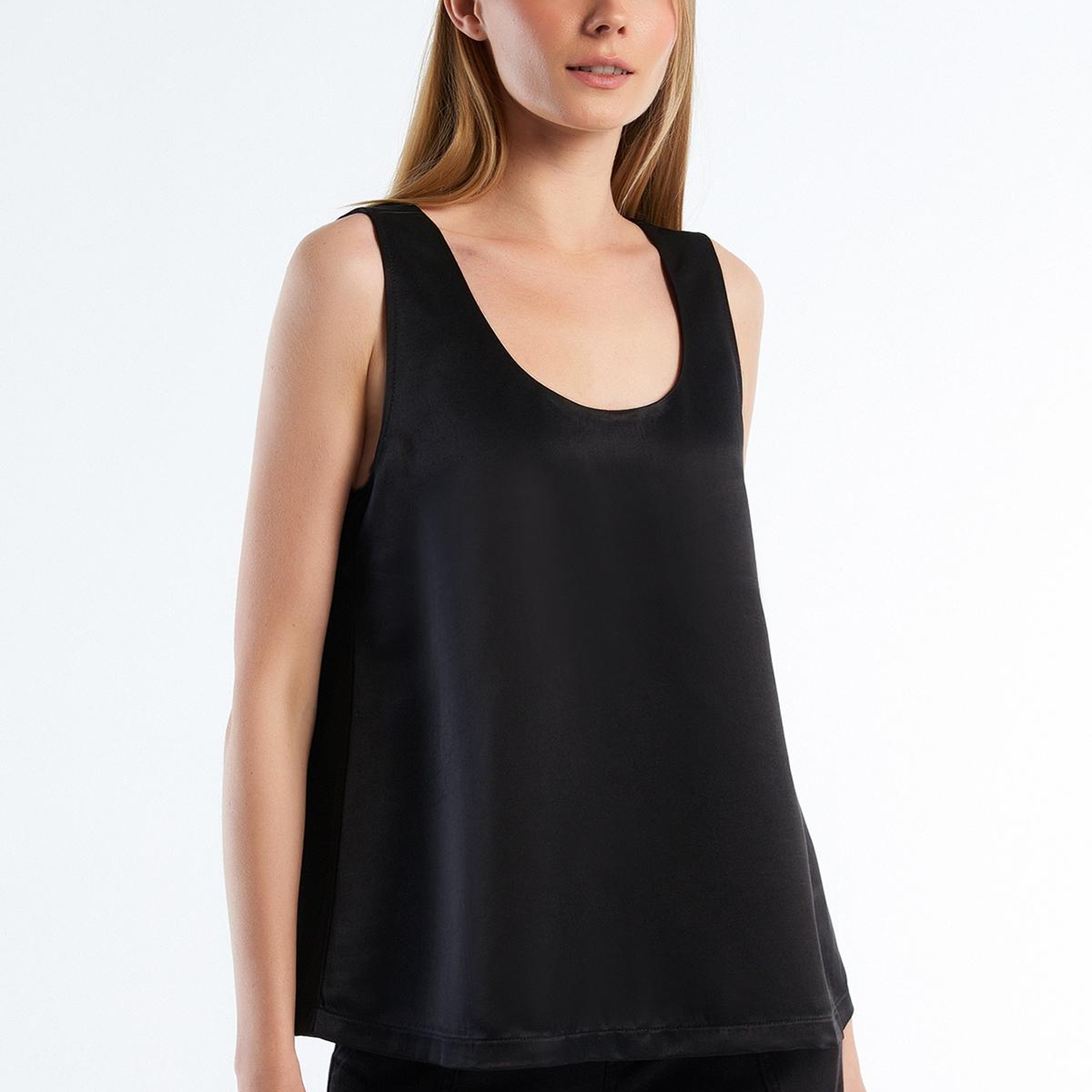 Kadın Siyah Viskoz Karışımlı Saten Kolsuz Bluz