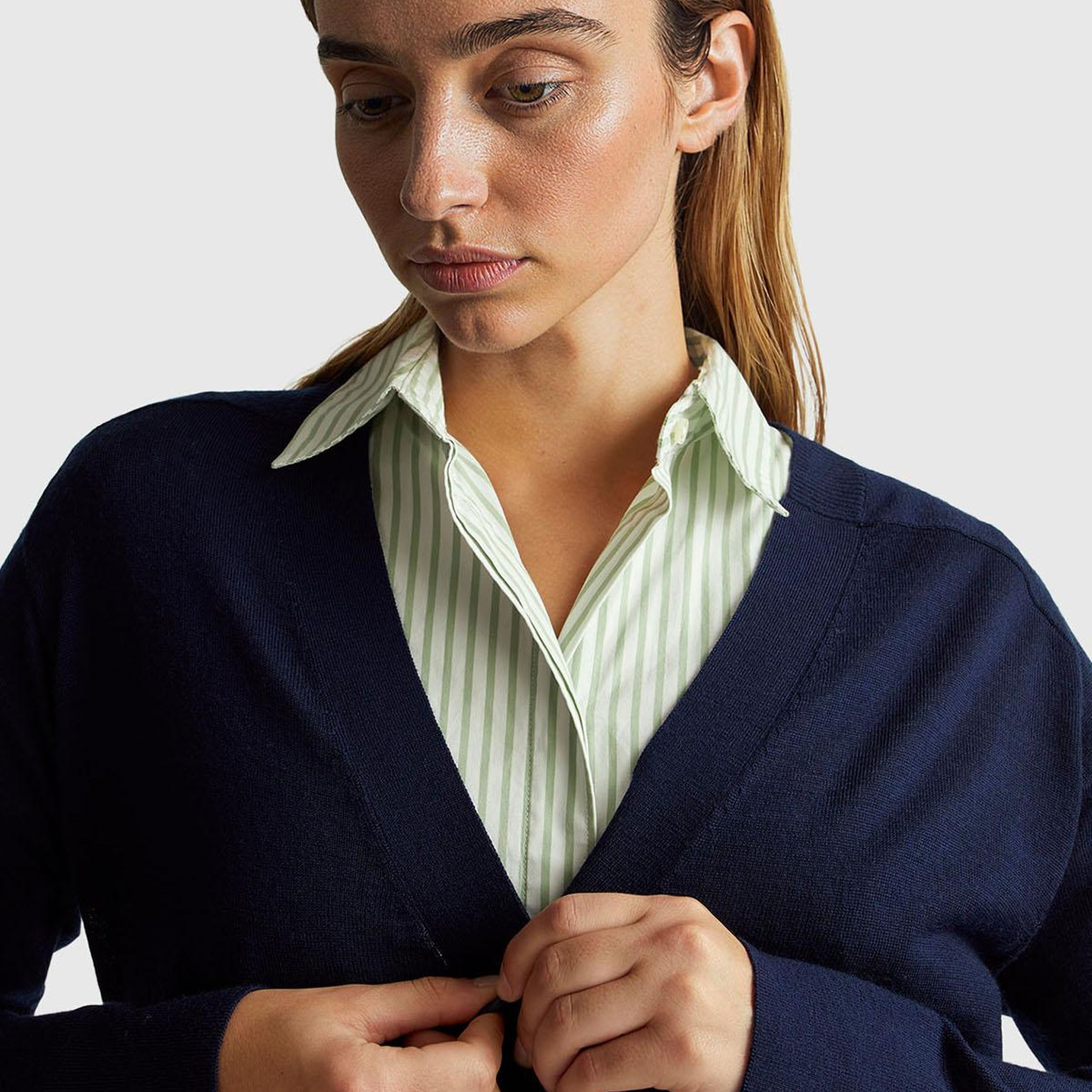 Kadın Lacivert %100 Yün Önü Cep Detaylı Düğmeli V Yaka Hırka