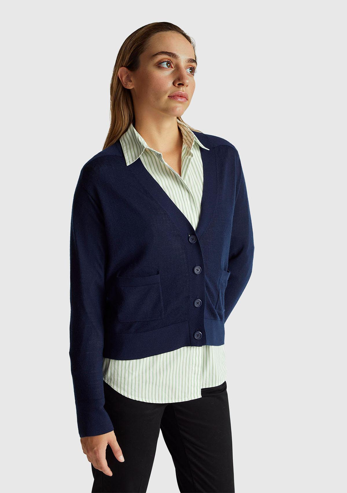 Kadın Lacivert %100 Yün Önü Cep Detaylı Düğmeli V Yaka Hırka