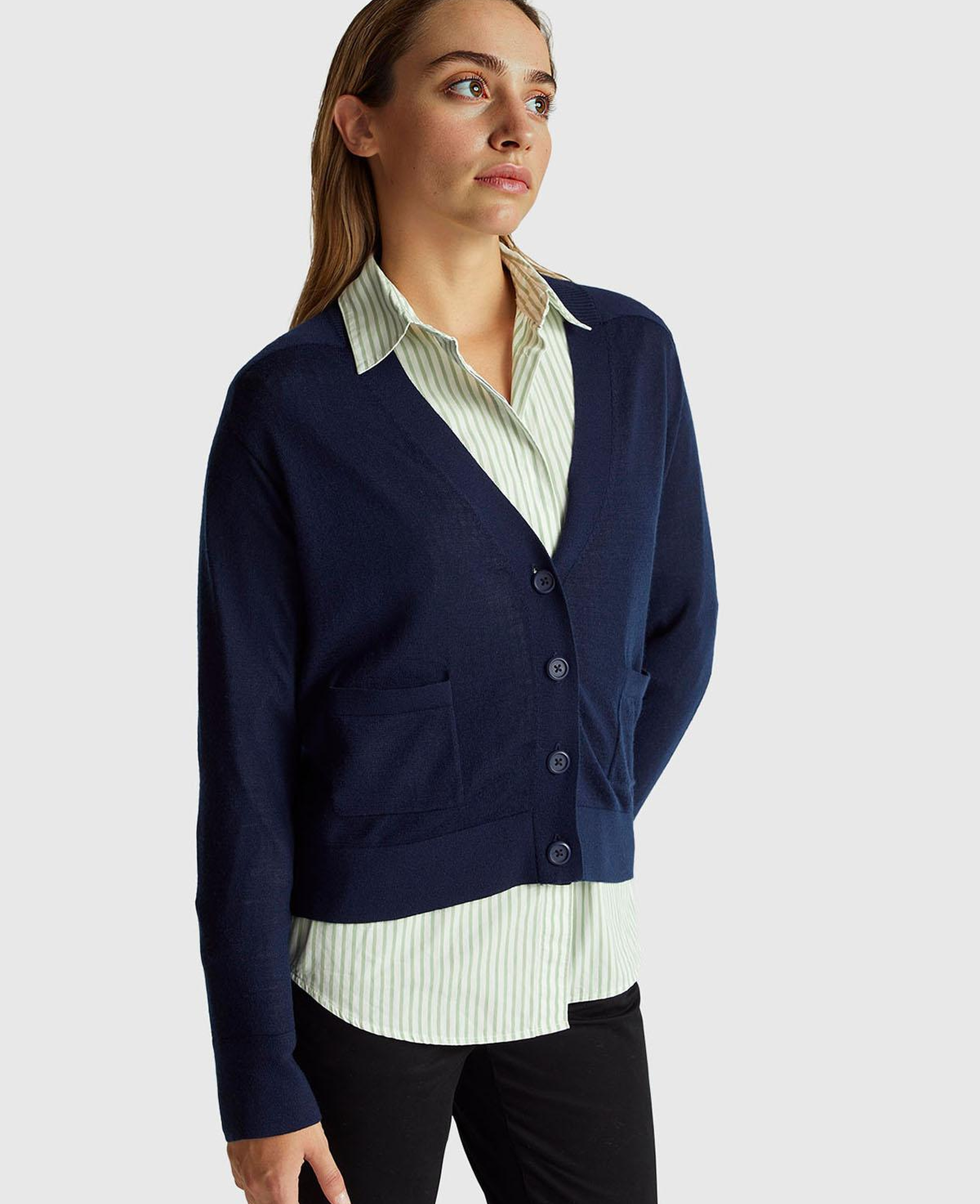 Kadın Lacivert %100 Yün Önü Cep Detaylı Düğmeli V Yaka Hırka