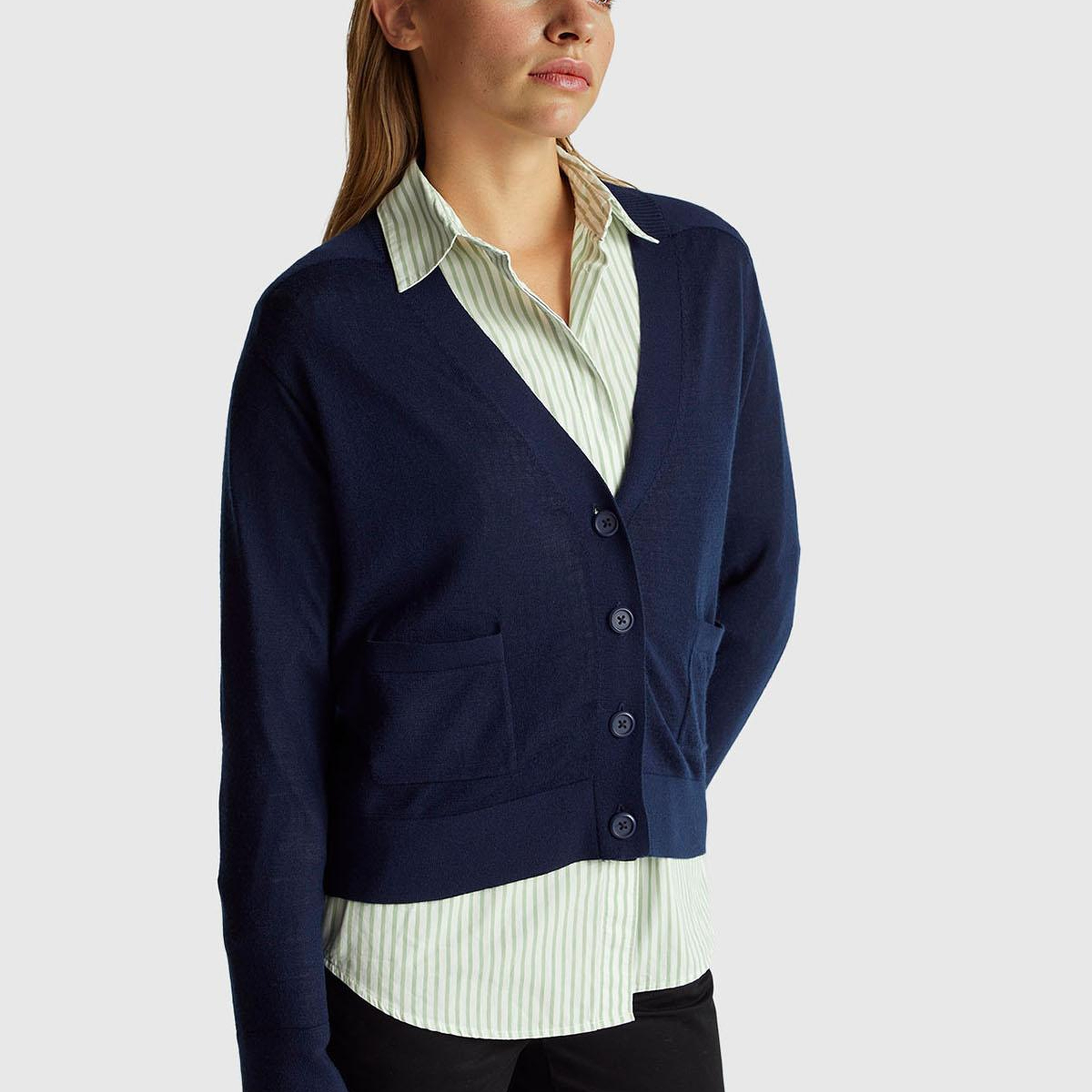 Kadın Lacivert %100 Yün Önü Cep Detaylı Düğmeli V Yaka Hırka