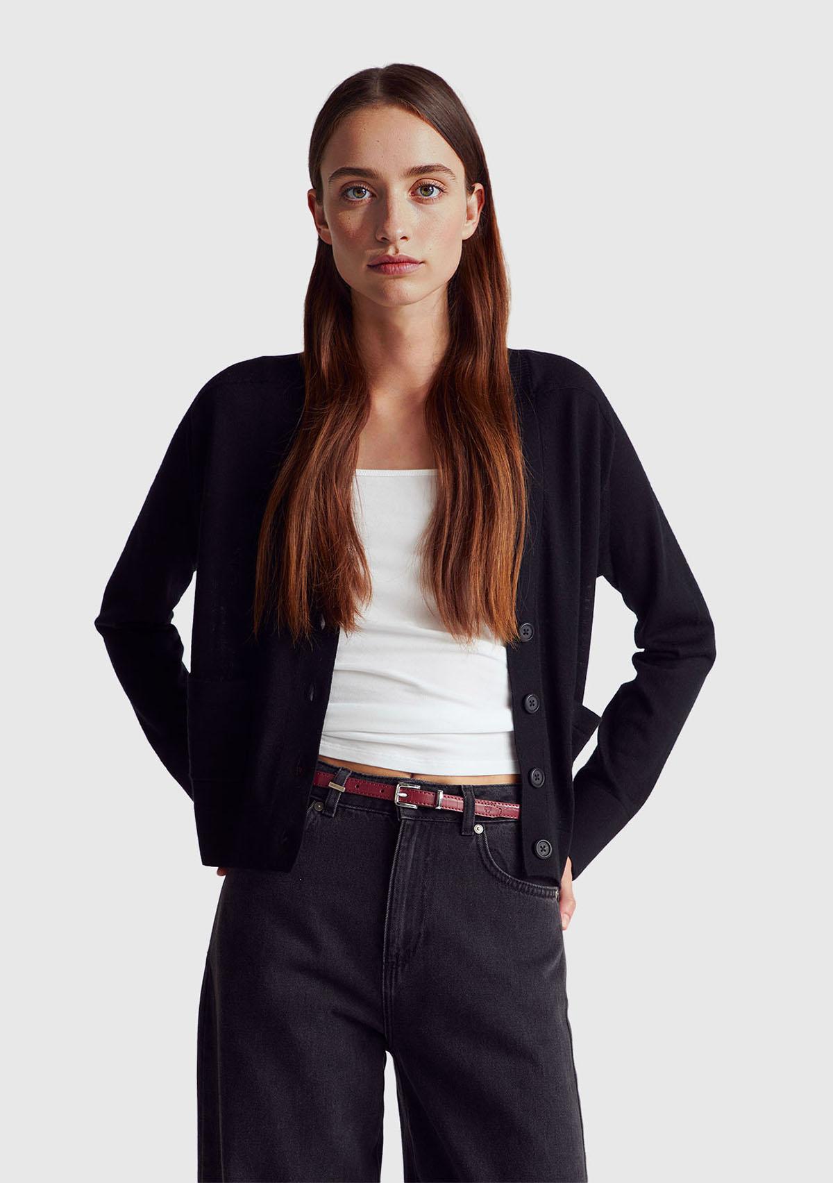 Kadın Sİyah %100 Yün Önü Cep Detaylı Düğmeli V Yaka Hırka