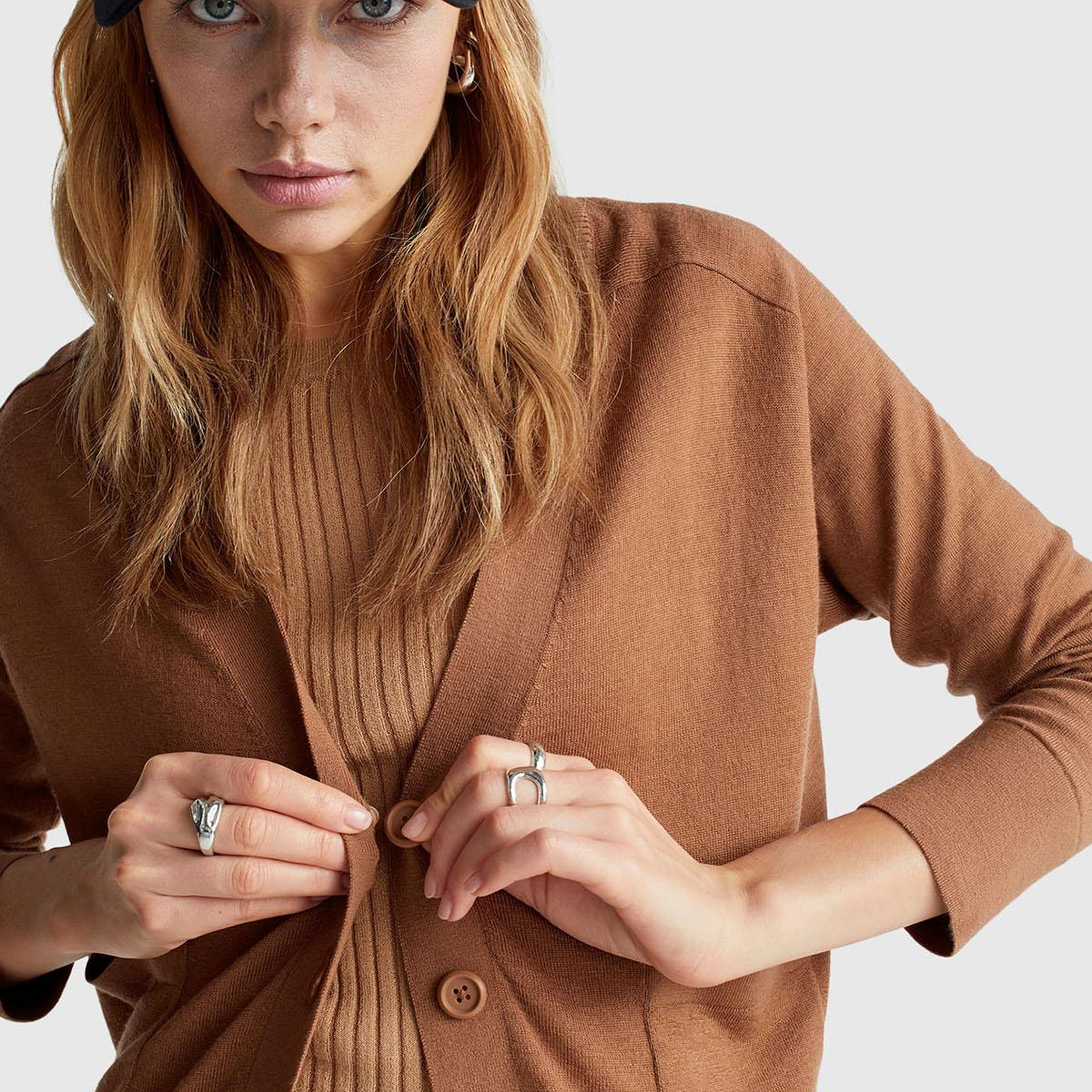 Kadın Taba  %100 Yün Önü Cep Detaylı Düğmeli V Yaka Hırka