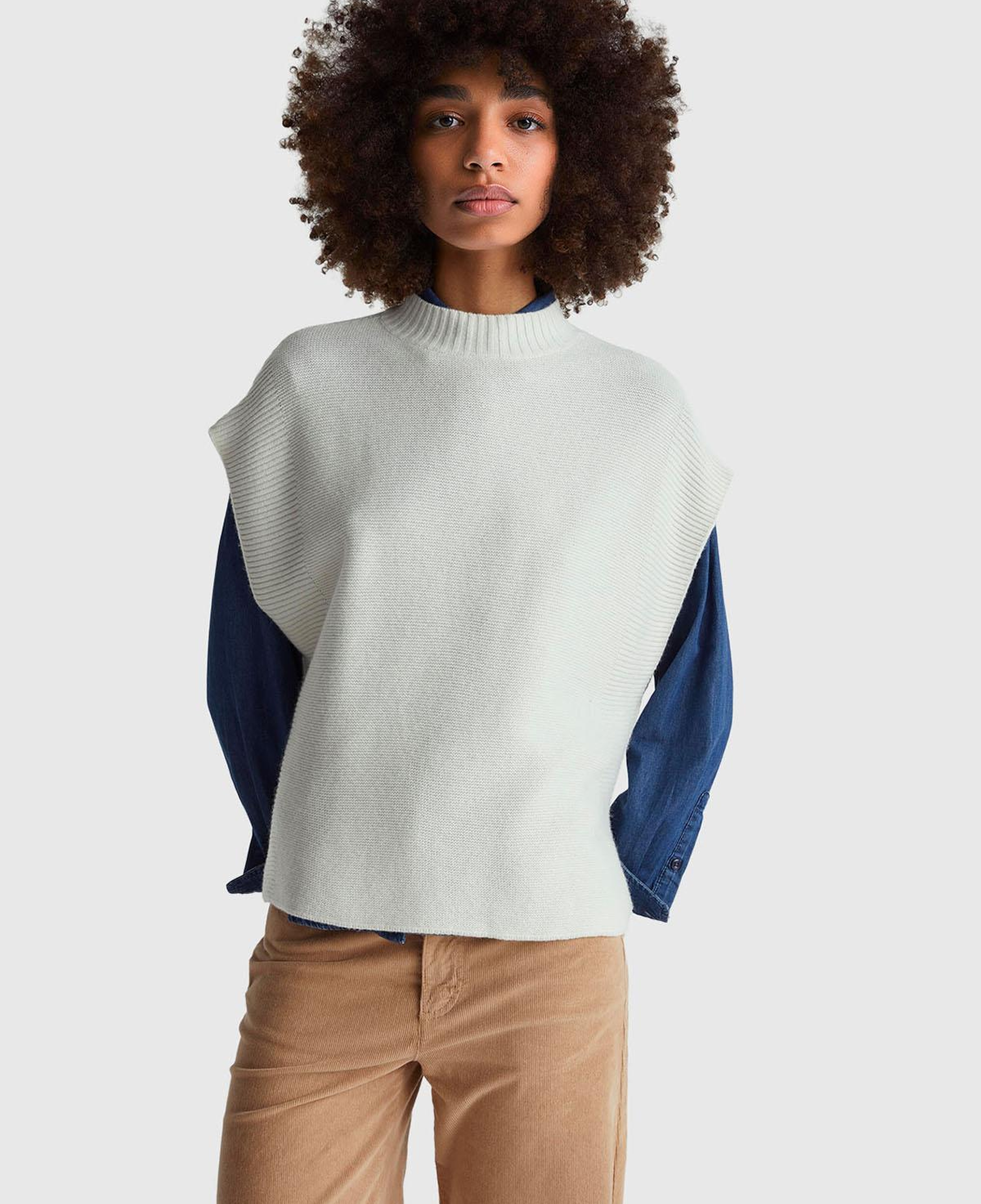 Kadın Krem Yün Karışımlı Ribana Detaylı Yırtmaçlı Kolsuz Kazak