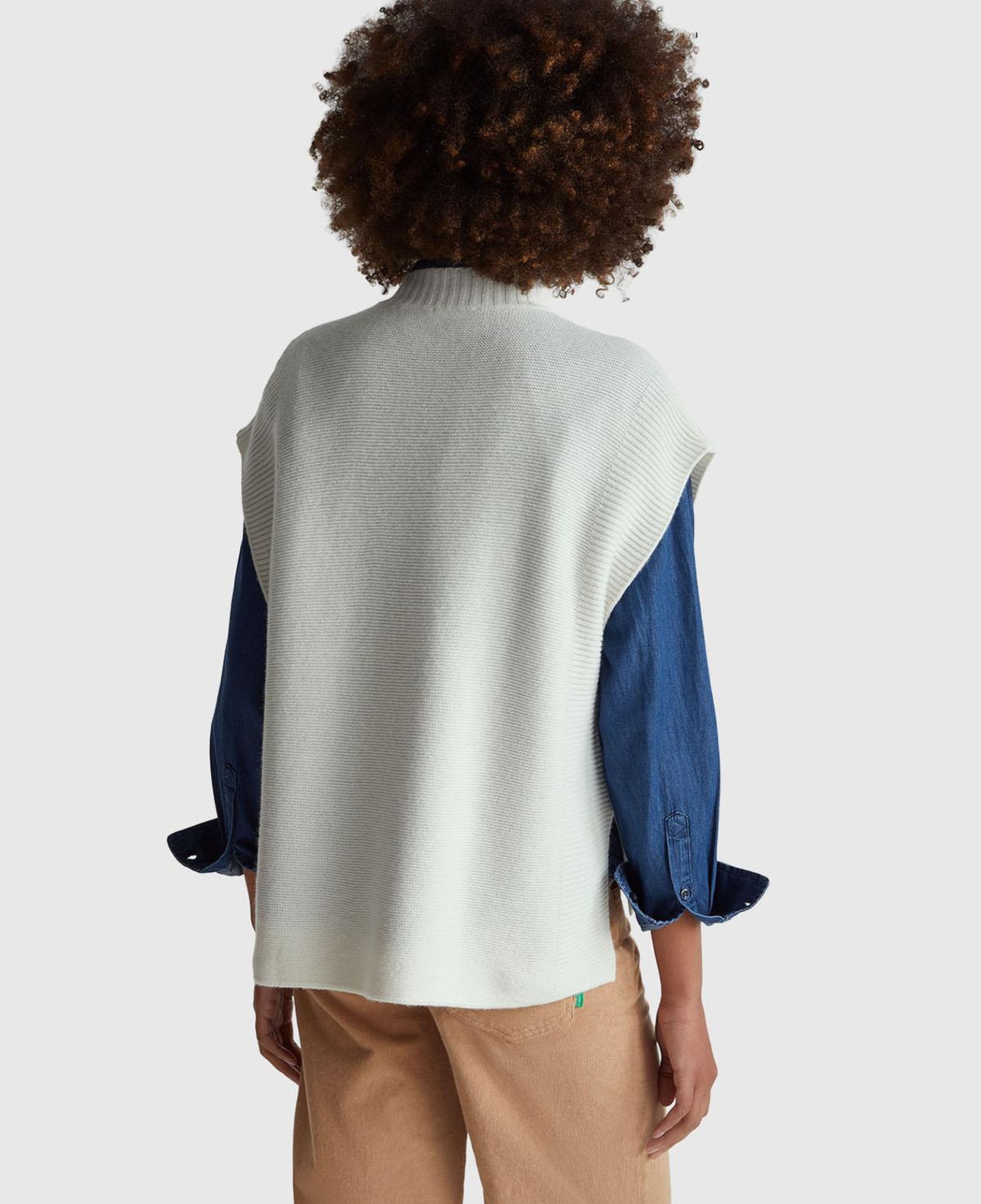 Kadın Krem Yün Karışımlı Ribana Detaylı Yırtmaçlı Kolsuz Kazak