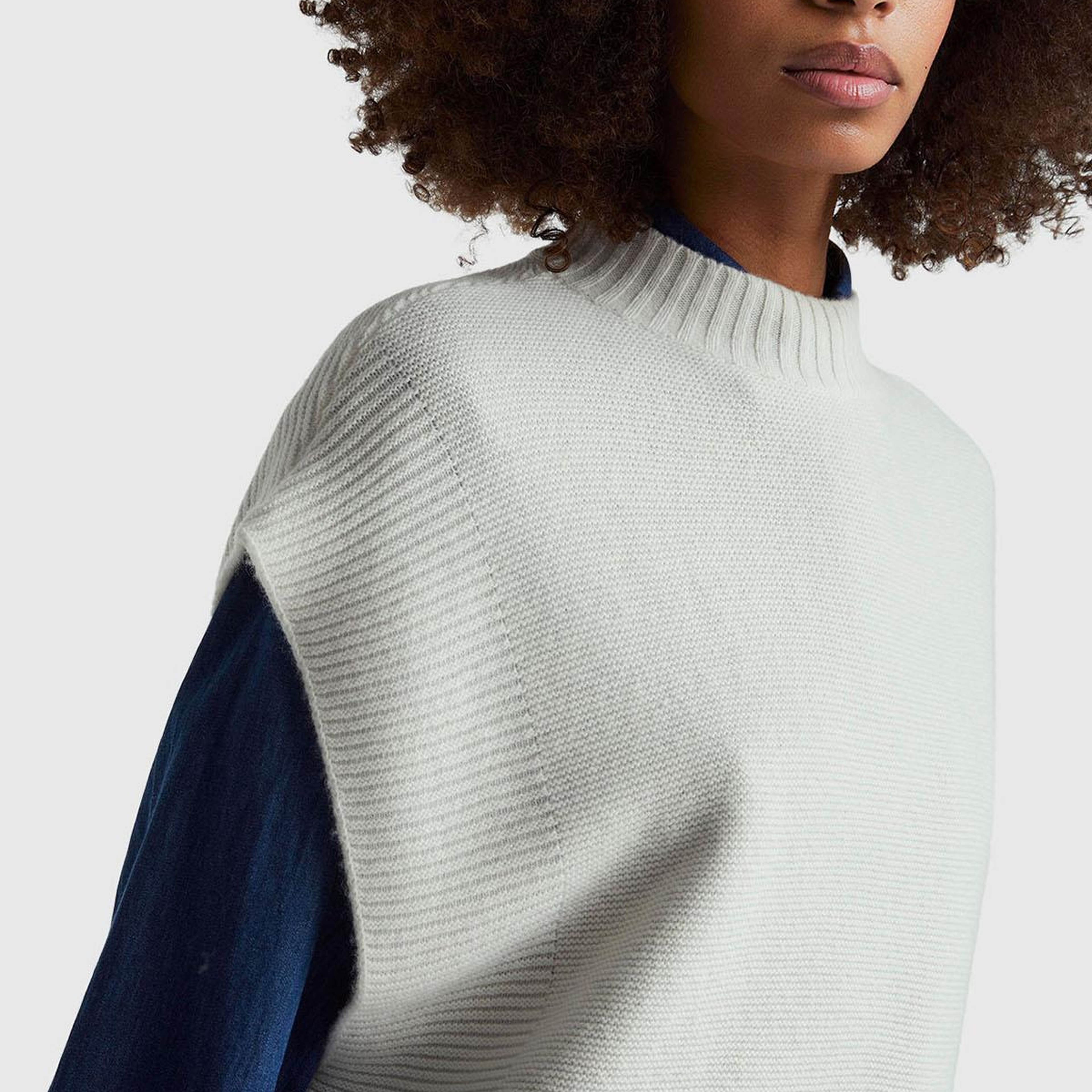 Kadın Krem Yün Karışımlı Ribana Detaylı Yırtmaçlı Kolsuz Kazak