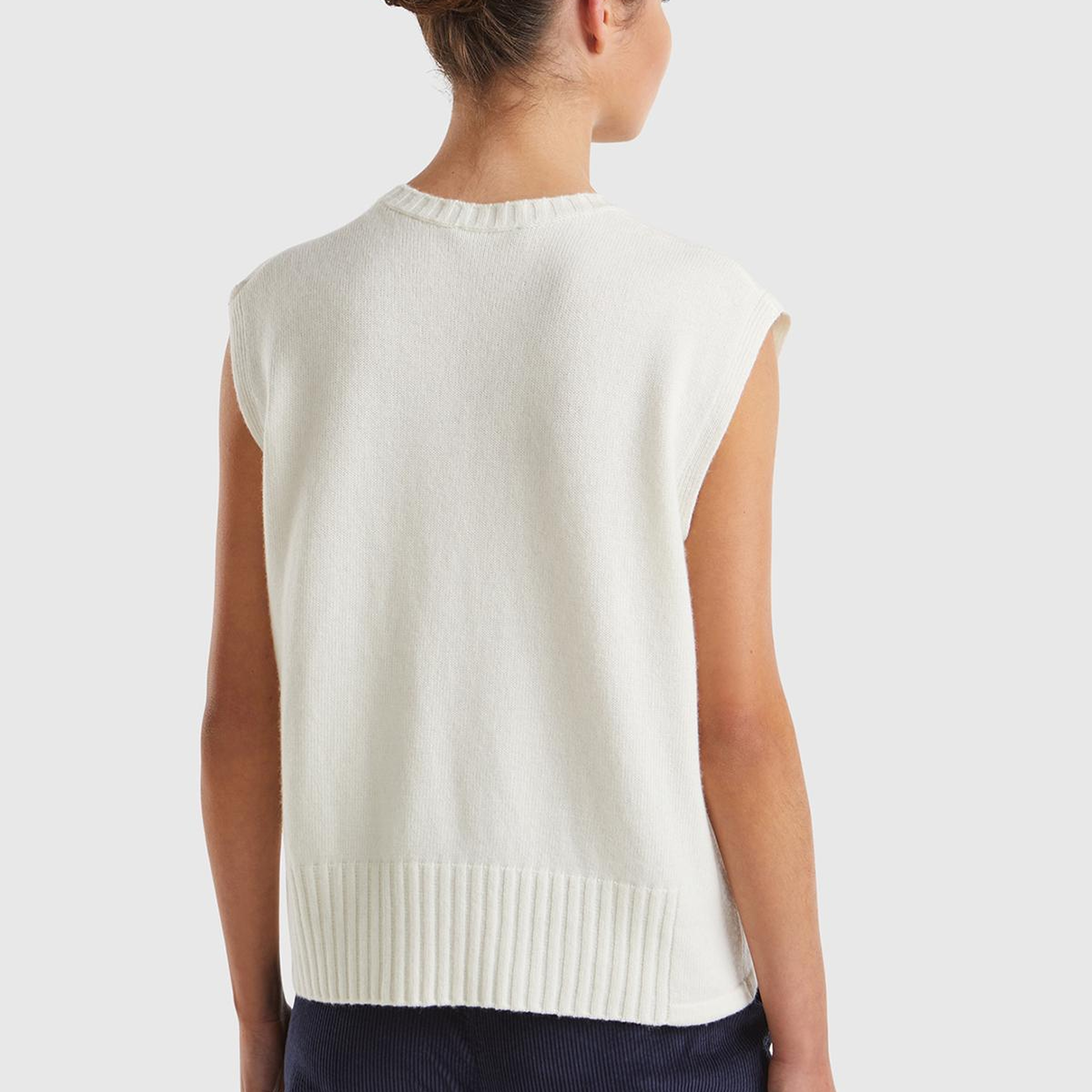 Kadın Ekru Yün ve Viskoz Karışımlı Bisiklet Yaka Kolsuz Kazak