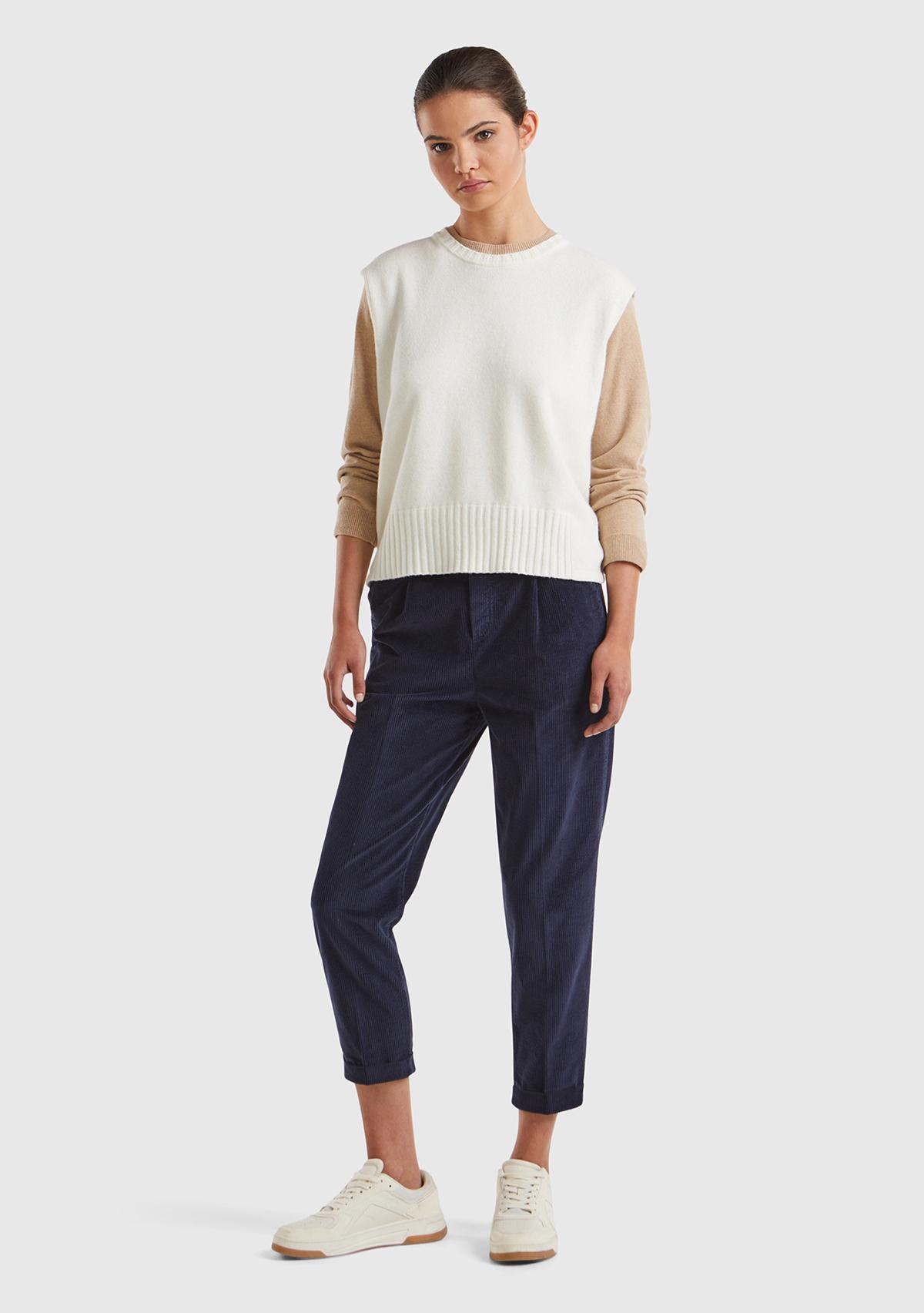 Kadın Ekru Yün ve Viskoz Karışımlı Bisiklet Yaka Kolsuz Kazak