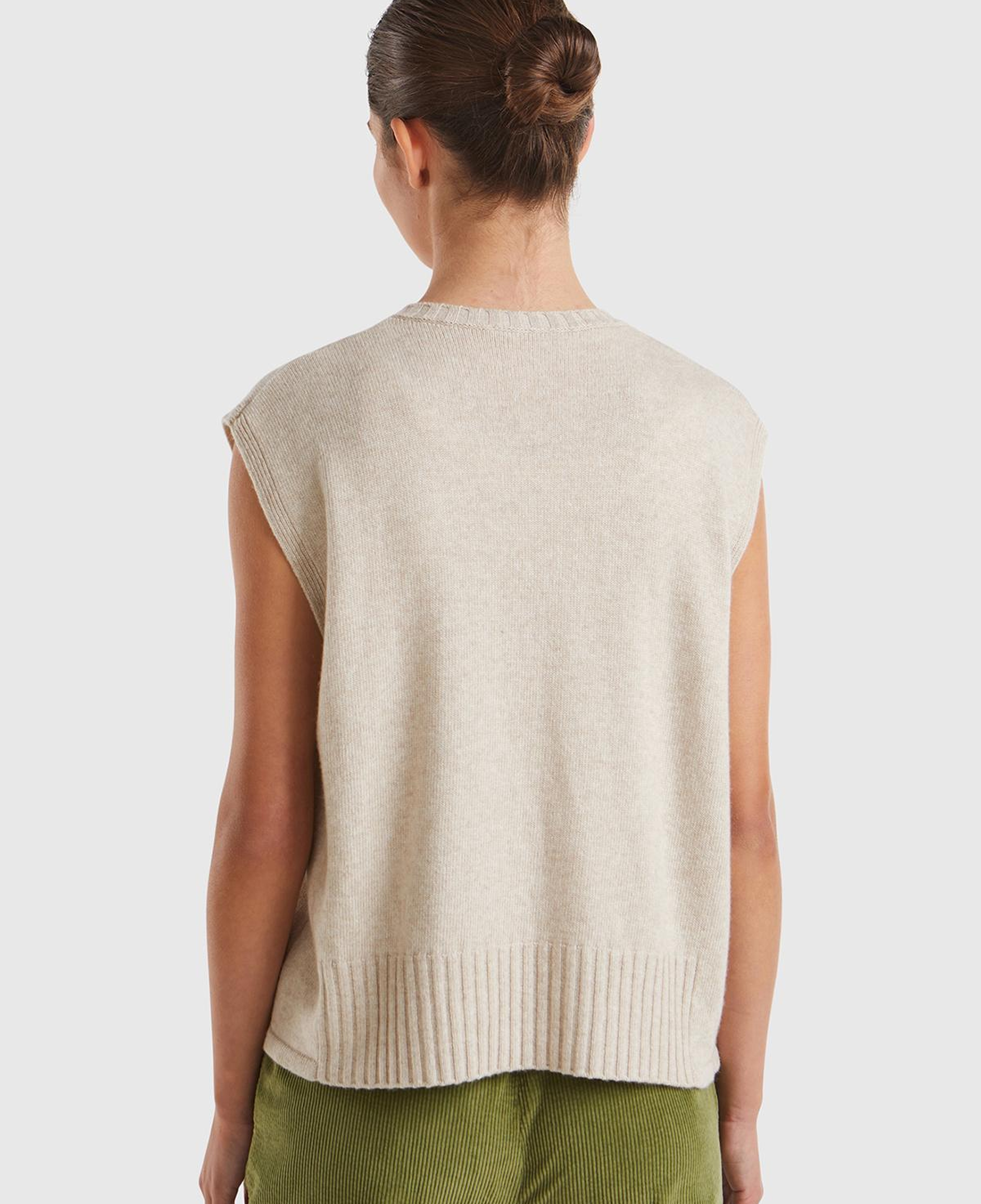 Kadın Krem Yün ve Viskoz Karışımlı Bisiklet Yaka Kolsuz Kazak