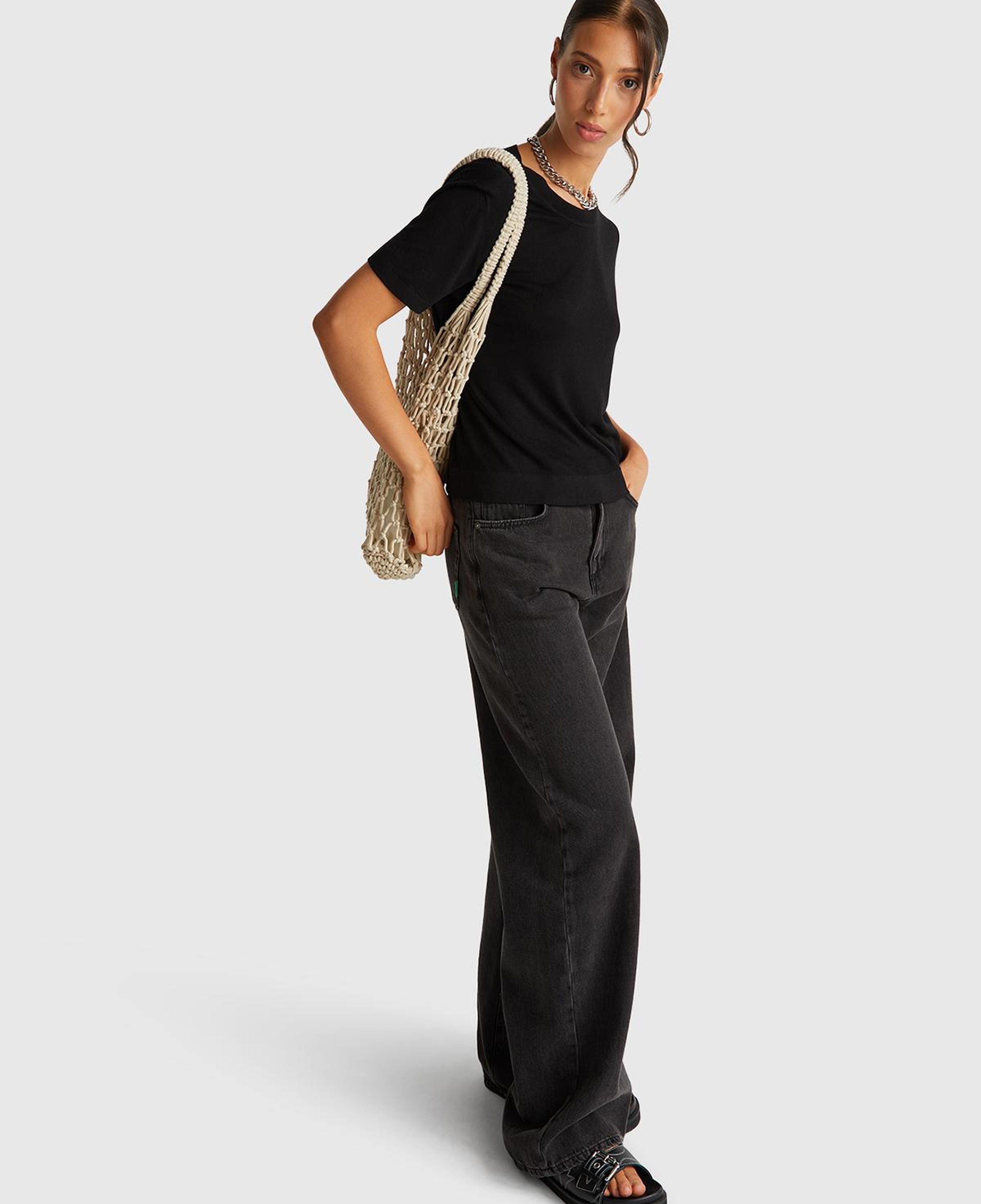 Kadın Siyah İpek Karışımlı Bisiklet Yaka Önü Detaylı Kısa Kollu Kazak