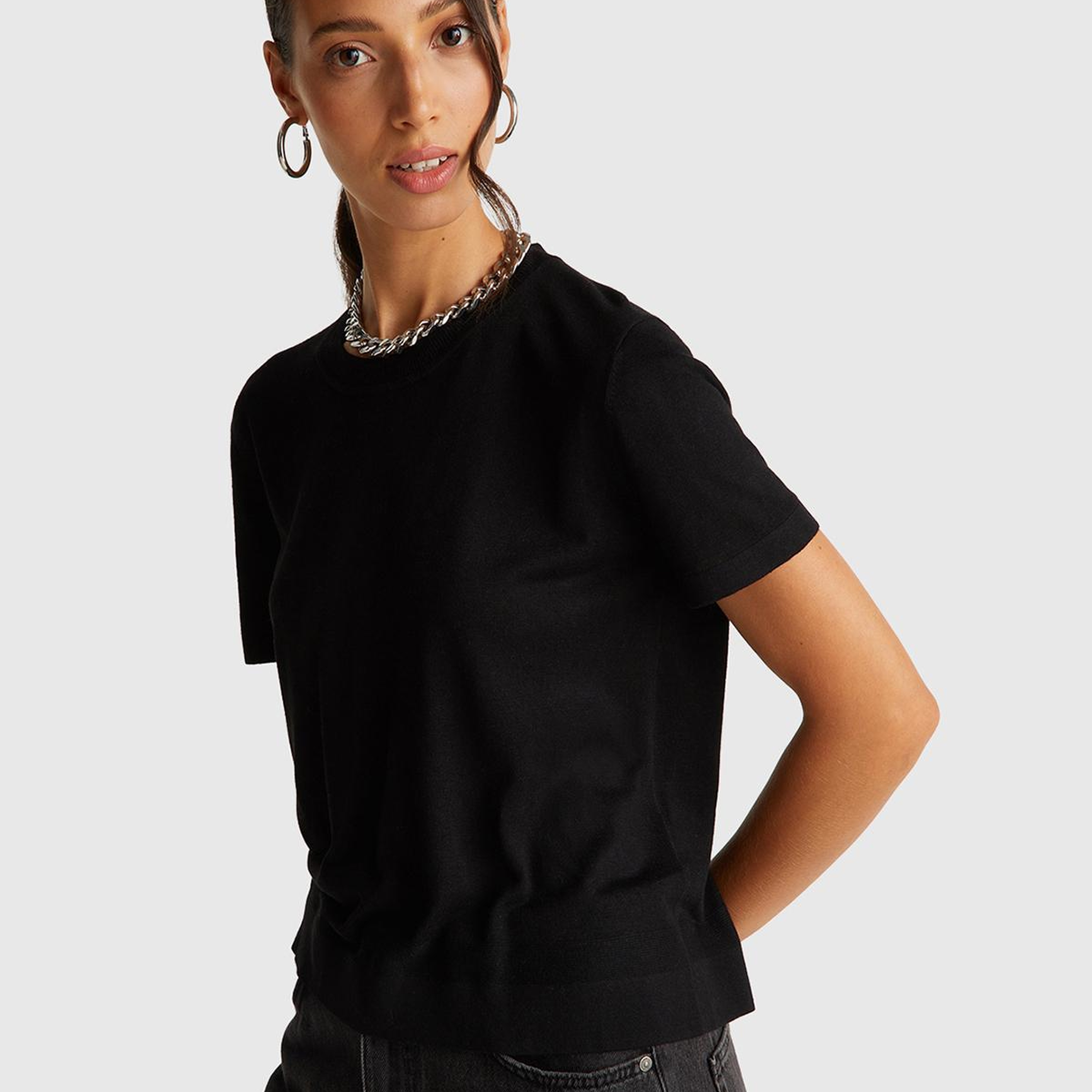 Kadın Siyah İpek Karışımlı Bisiklet Yaka Önü Detaylı Kısa Kollu Kazak