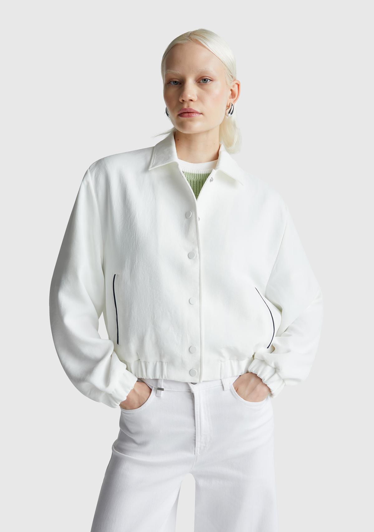 Kadın Krem Viskoz Karışımlı Önü Çıtçıtlı Cepli Gömlek Yaka Ceket