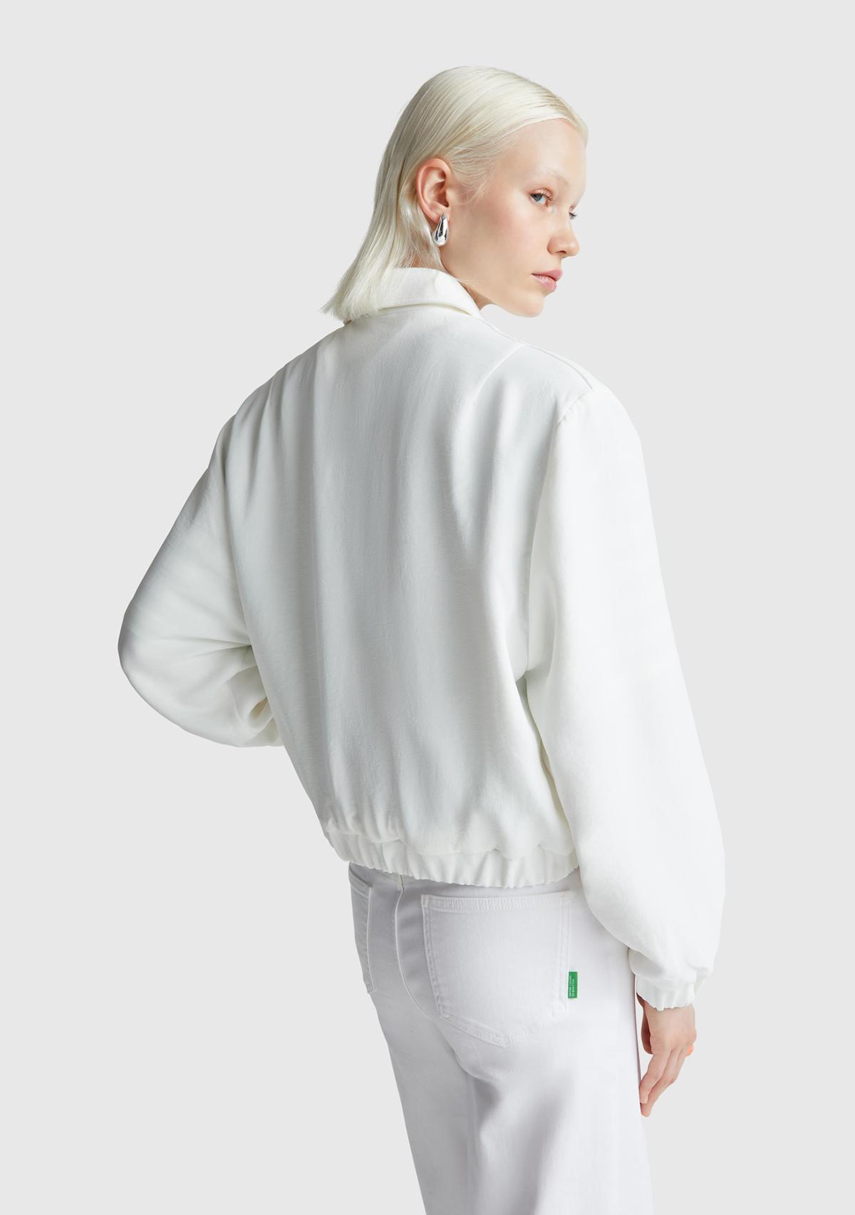 Kadın Krem Viskoz Karışımlı Önü Çıtçıtlı Cepli Gömlek Yaka Ceket