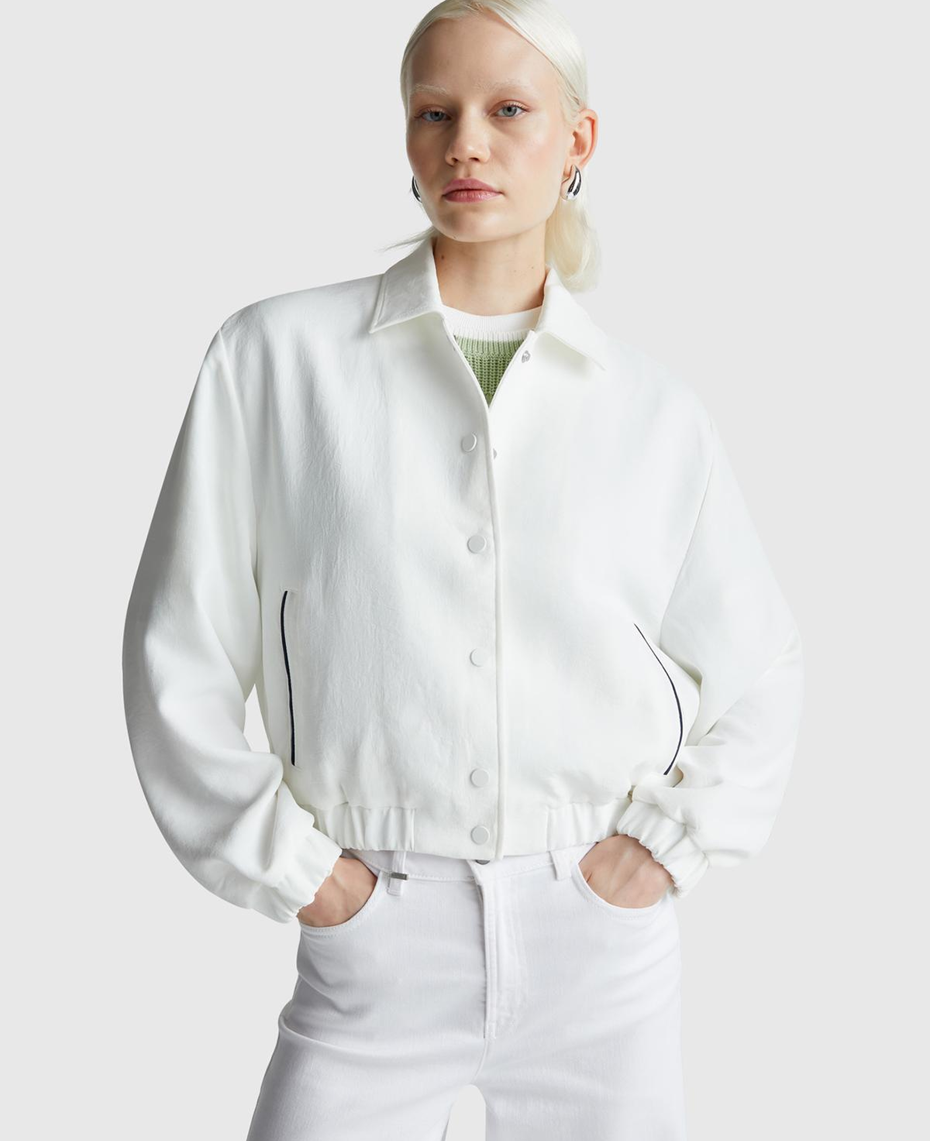 Kadın Krem Viskoz Karışımlı Önü Çıtçıtlı Cepli Gömlek Yaka Ceket