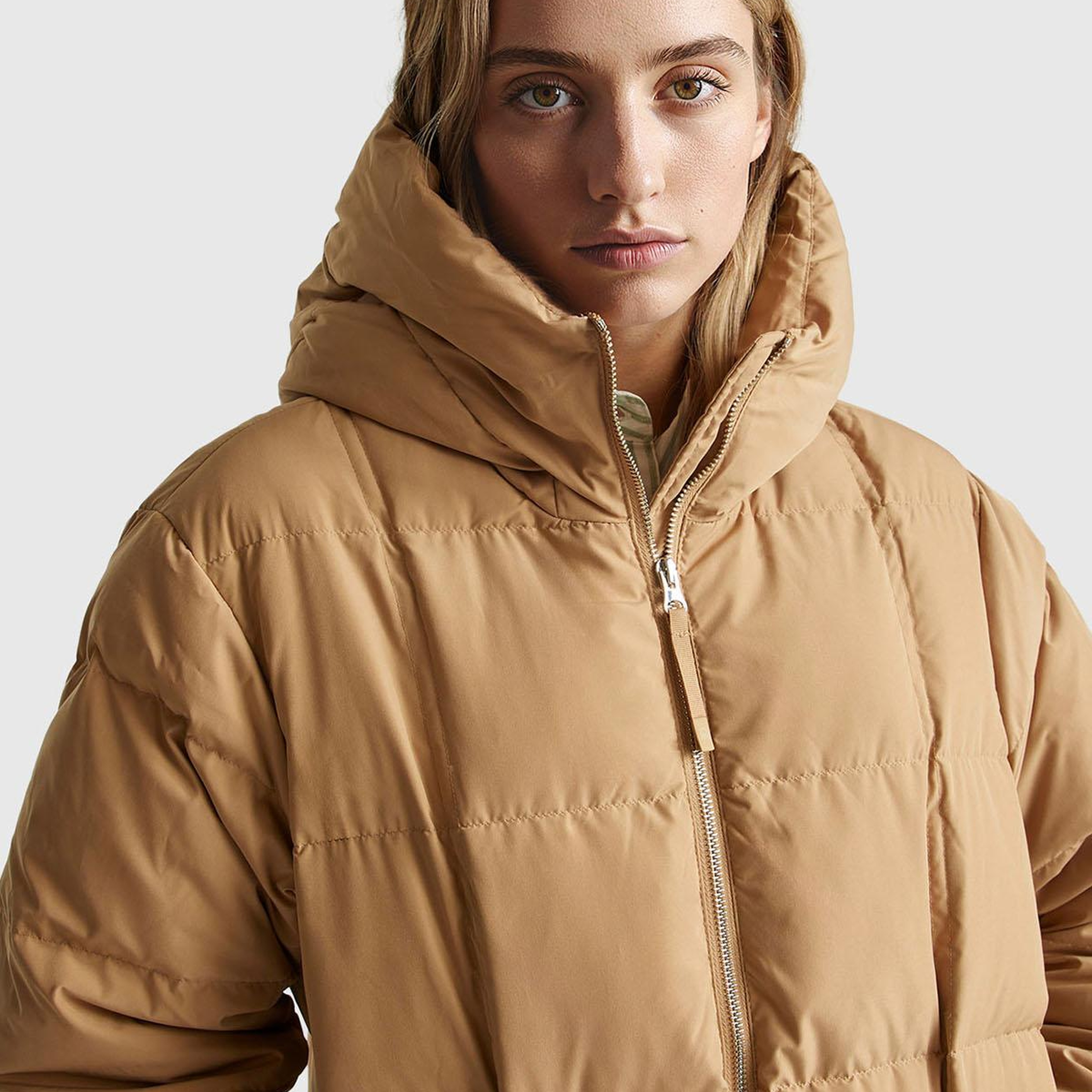 Kadın Açık Kahverengi Kuş Tüyü Kapüşonlu Fermuarlı Kolu Lastikli Şişme Mont