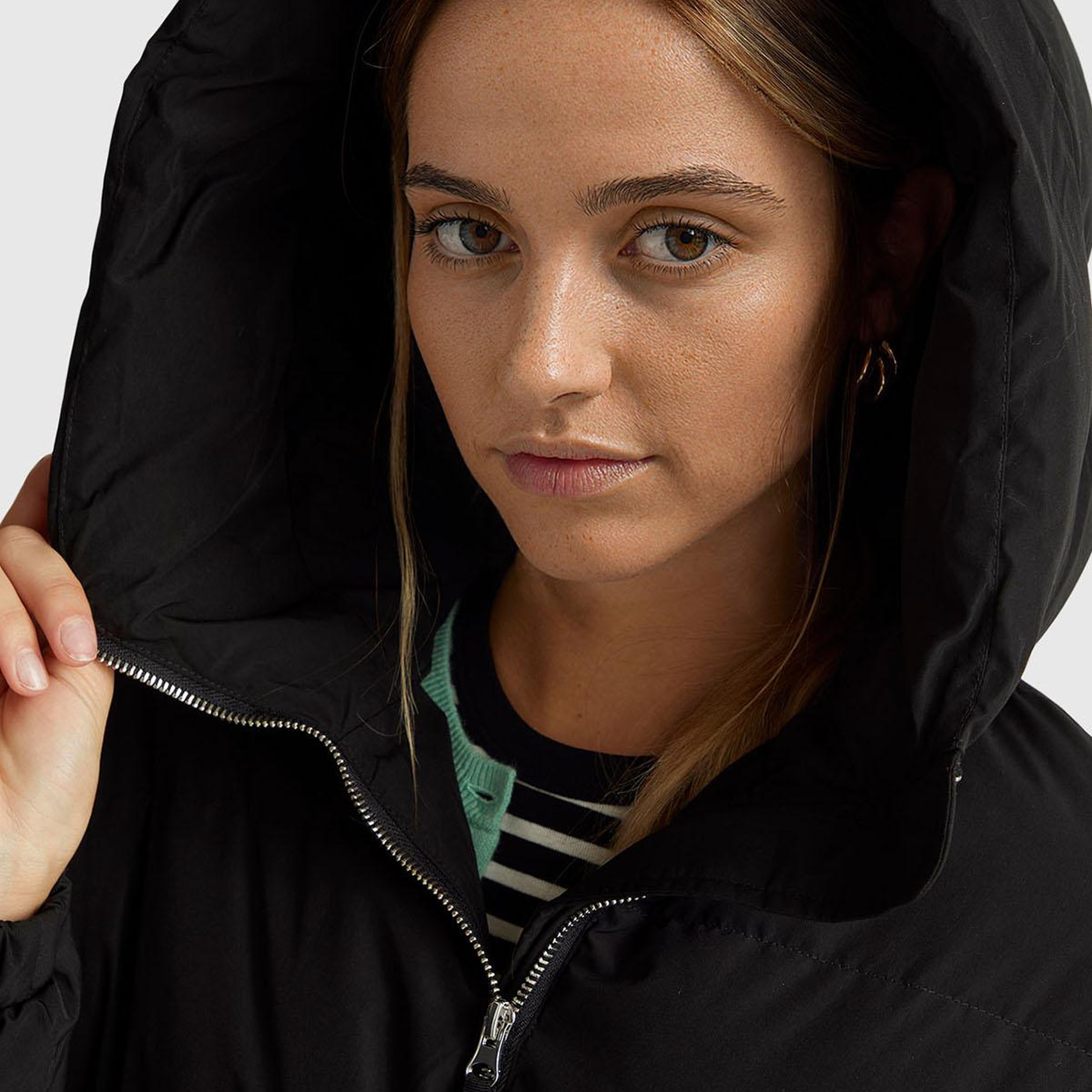 Kadın Siyah Kuş Tüyü Beli Bağcıklı Kapüşonlu Uzun Şişme Mont