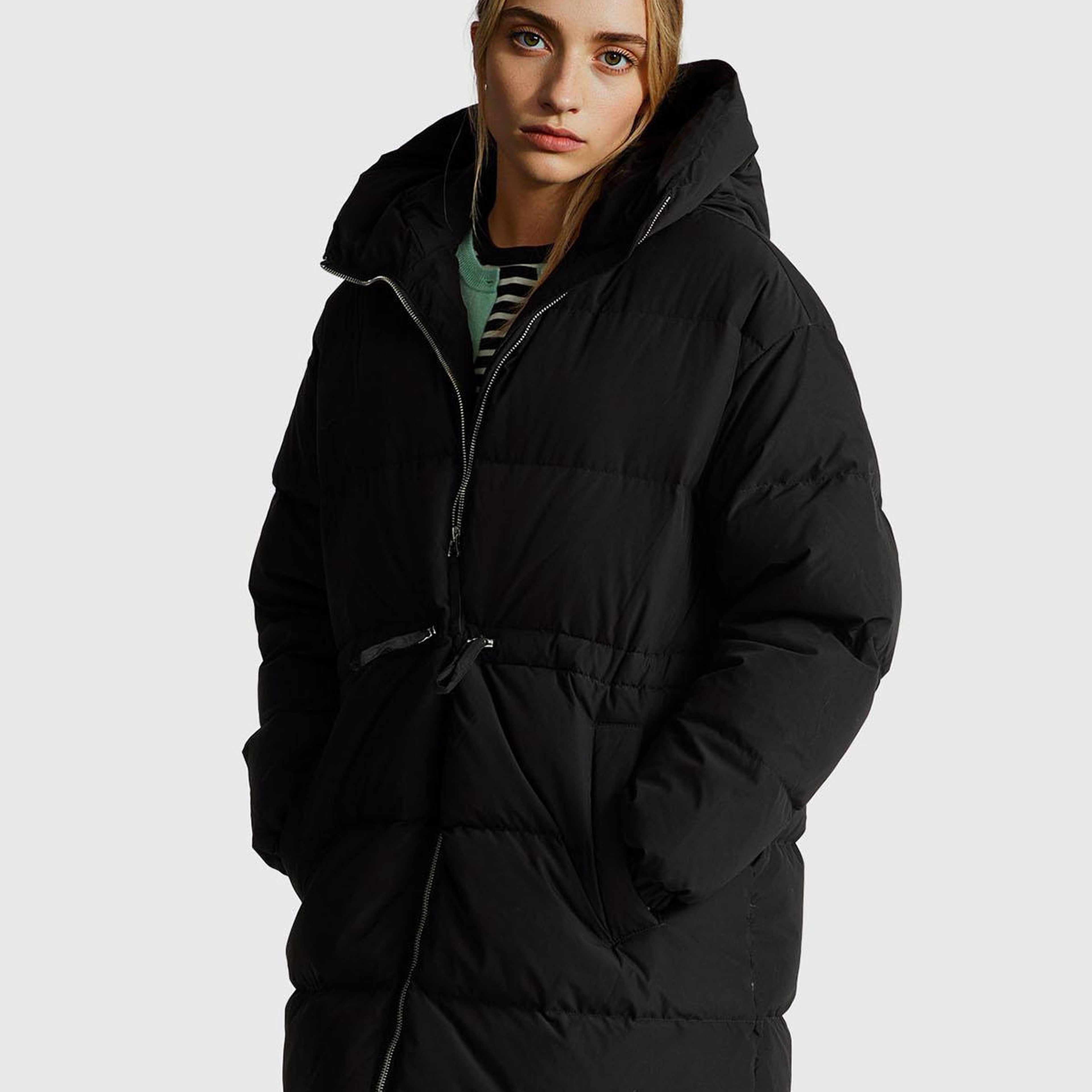 Kadın Siyah Kuş Tüyü Beli Bağcıklı Kapüşonlu Uzun Şişme Mont