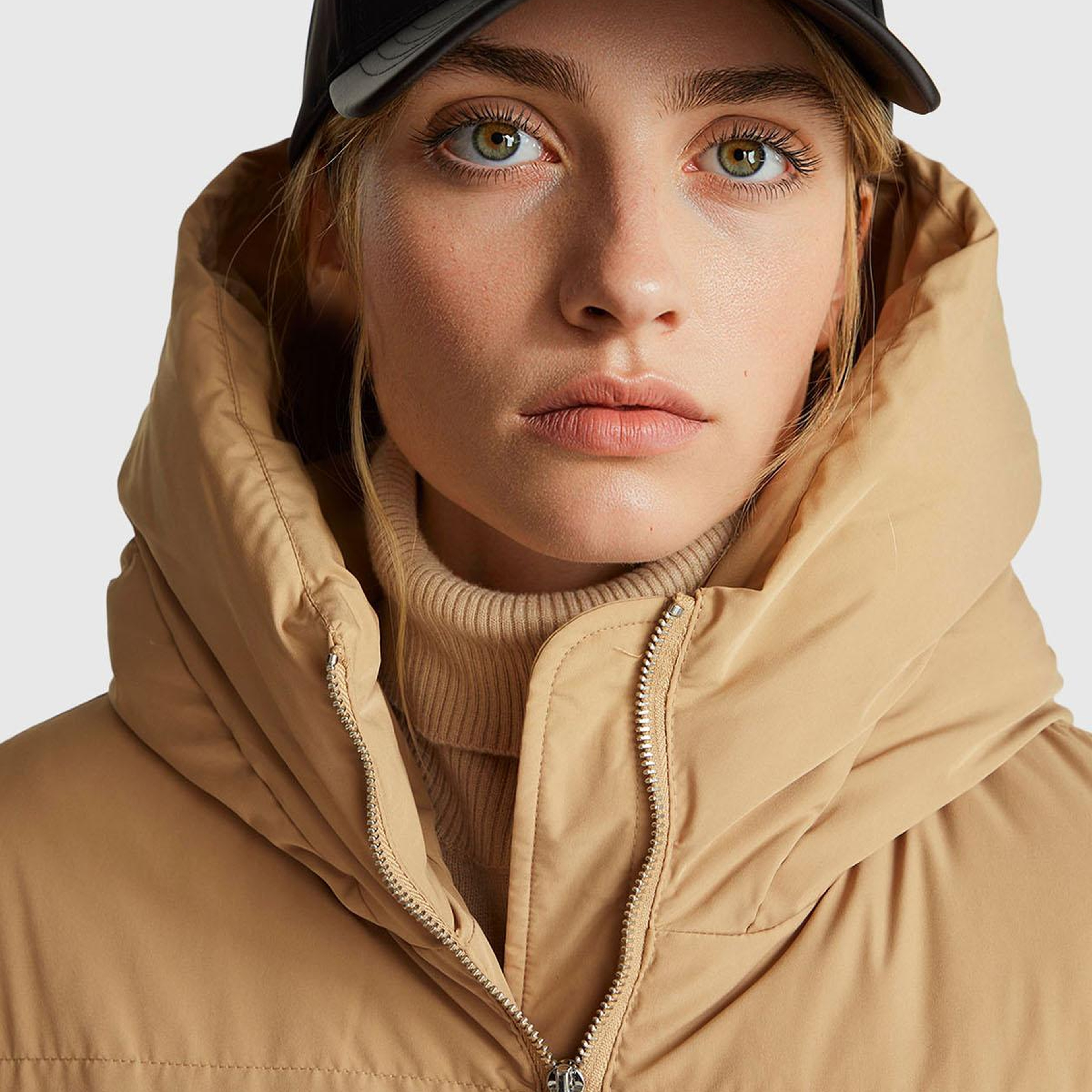 Kadın Açık Kahverengi Kuş Tüyü Beli Bağcıklı Kapüşonlu Uzun Şişme Mont