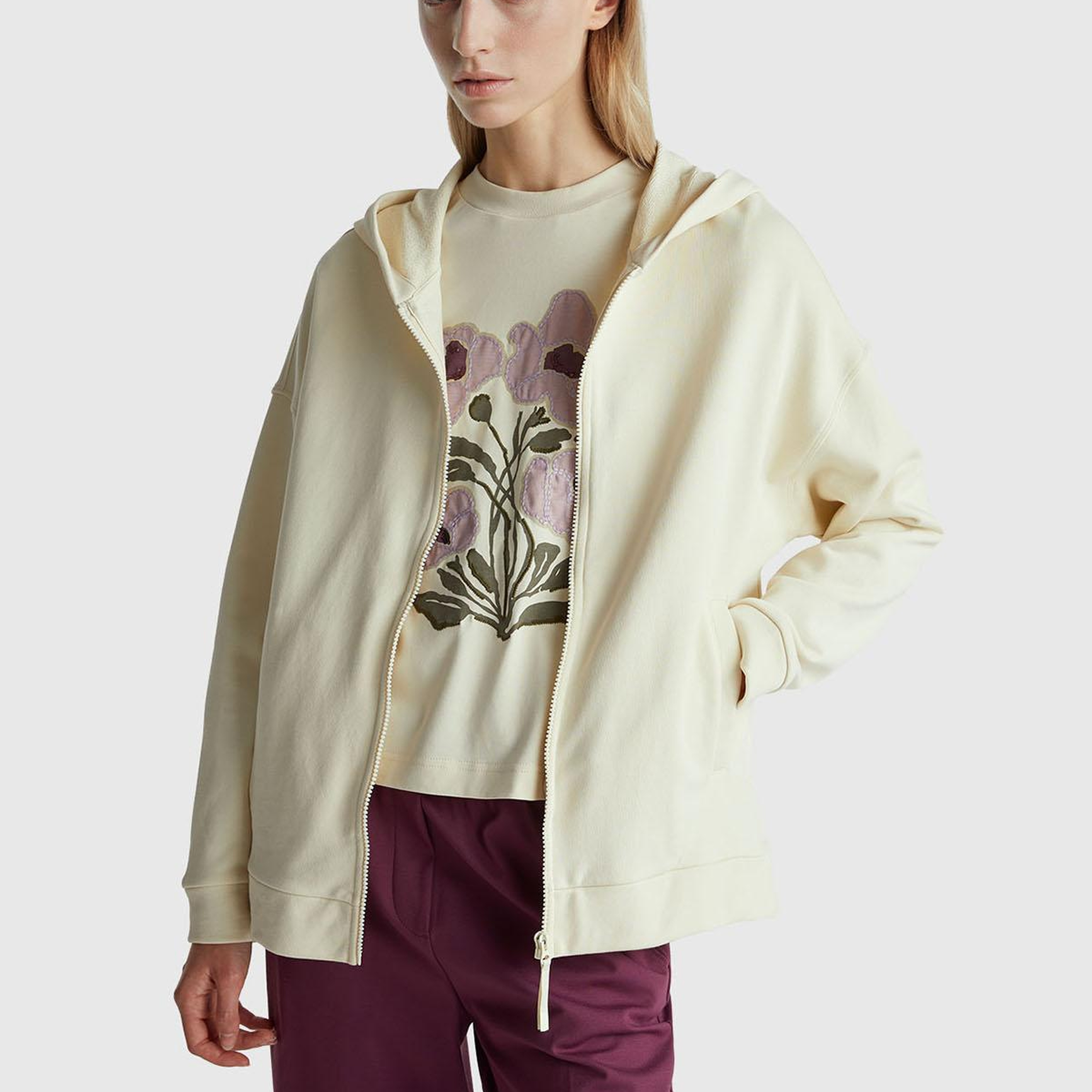 Kadın Krem Logo Baskı Detaylı Kapüşonlu Relax Fit Sweatshirt