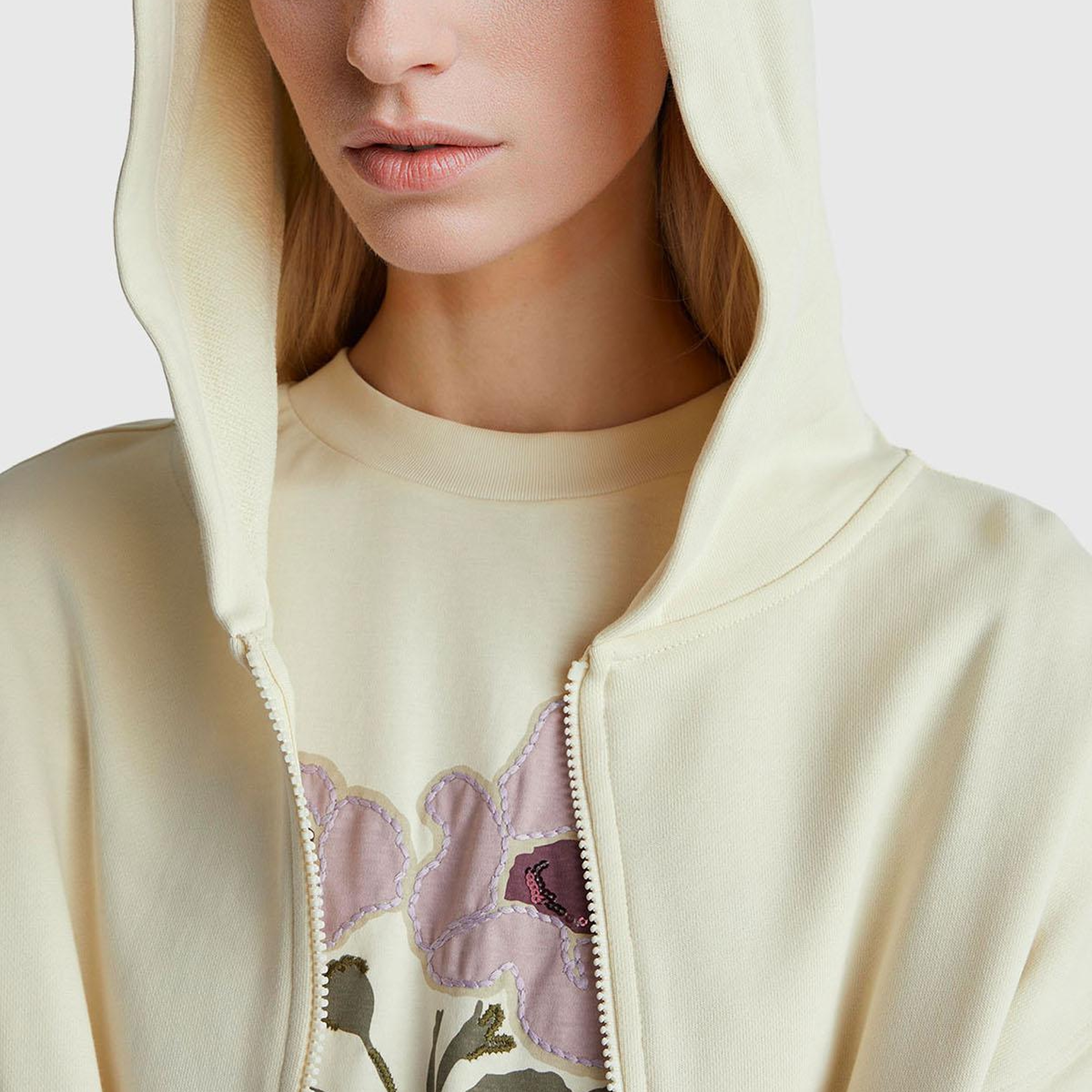 Kadın Krem Logo Baskı Detaylı Kapüşonlu Relax Fit Sweatshirt