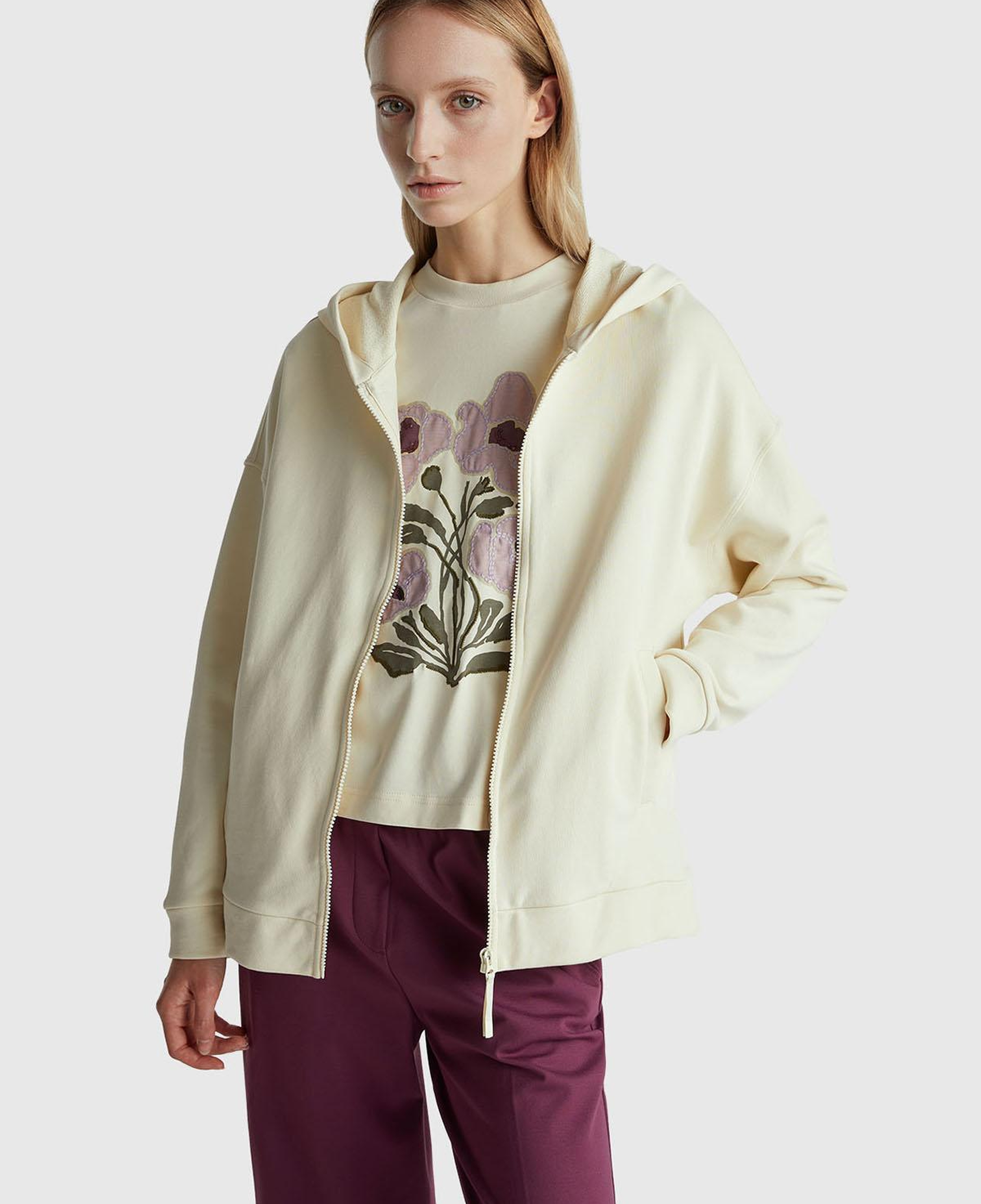 Kadın Krem Logo Baskı Detaylı Kapüşonlu Relax Fit Sweatshirt