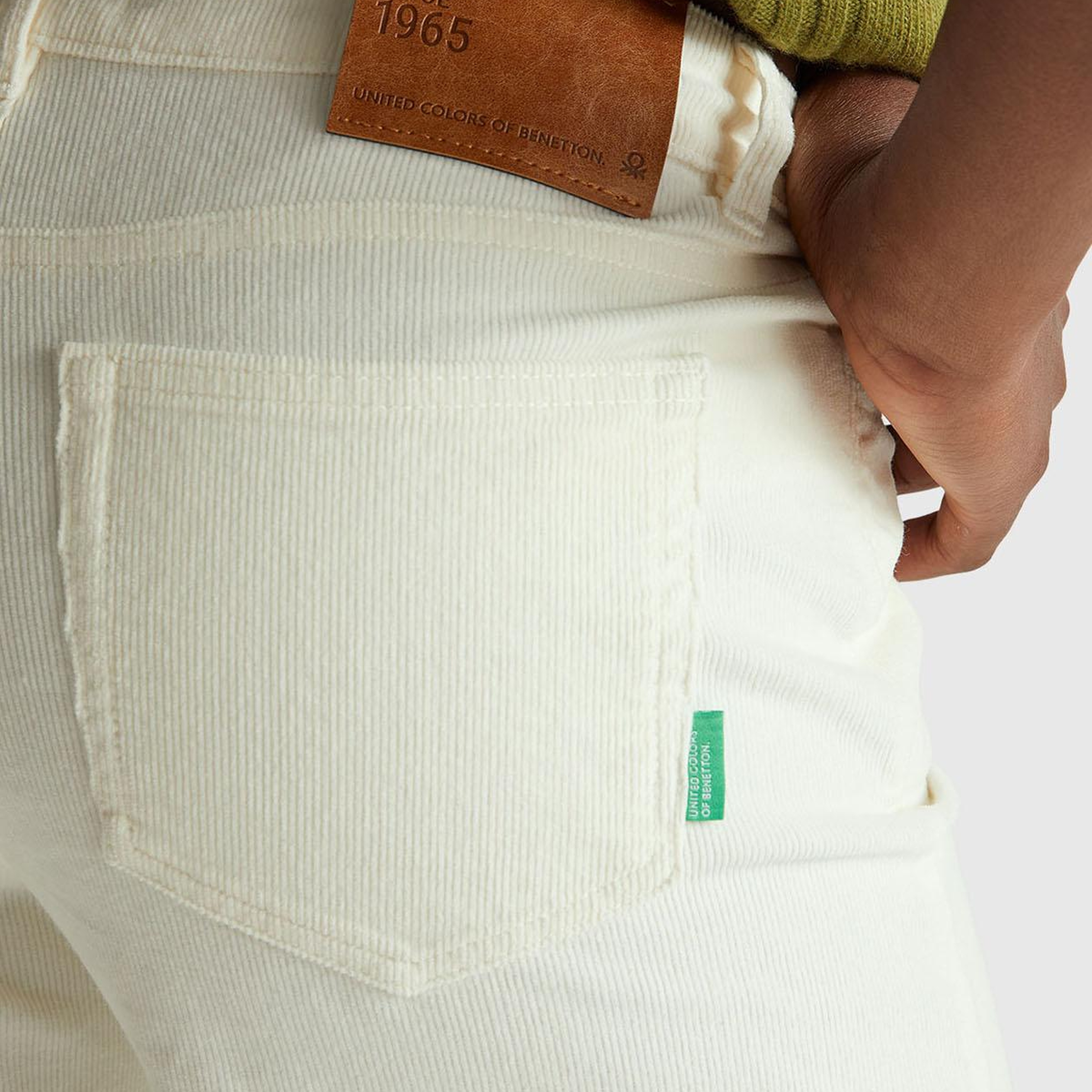 Kadın Krem Pamuk Karışımlı Arkası Logo Etiketli Geniş Paça  Kadife Pantolon