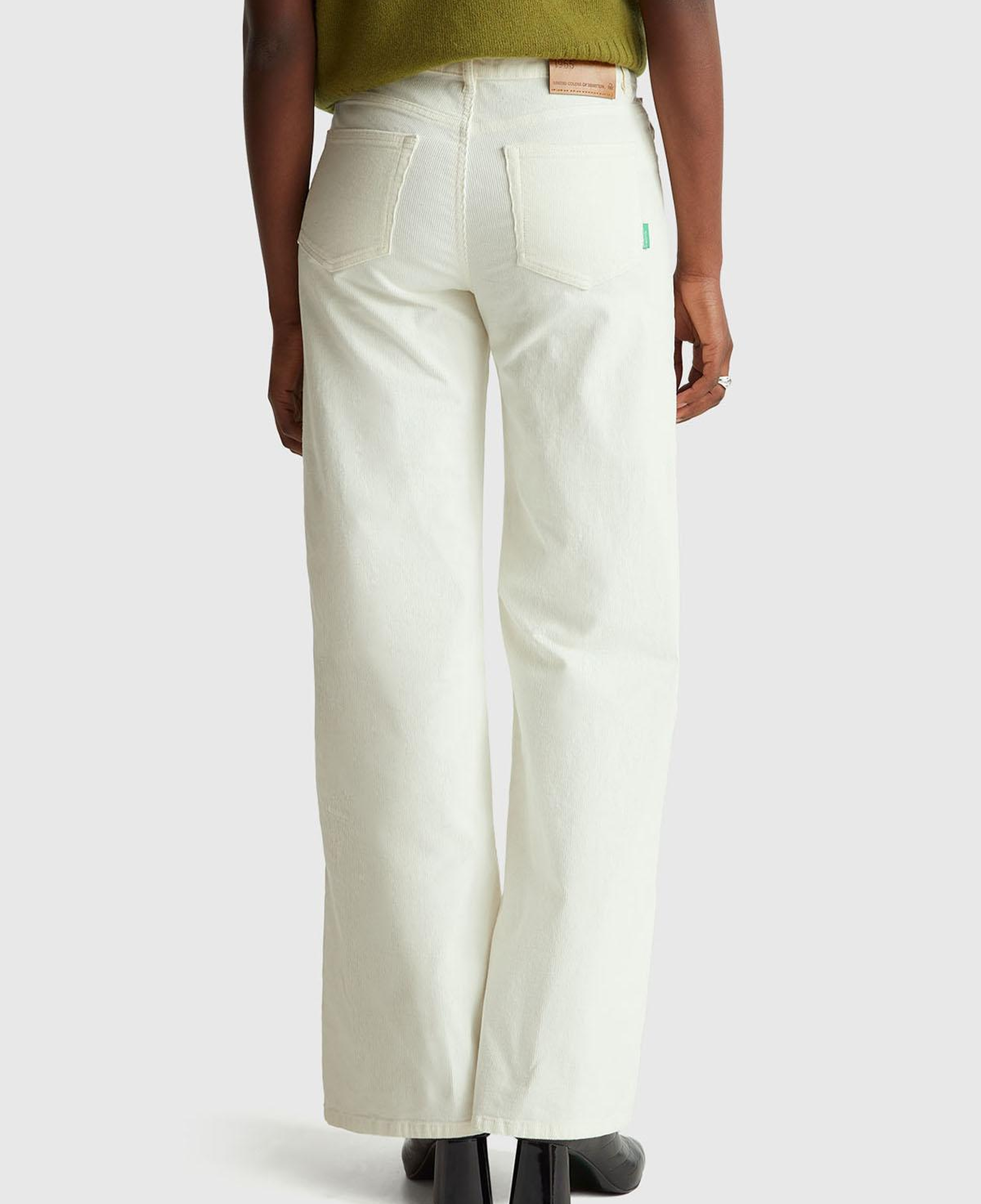 Kadın Krem Pamuk Karışımlı Arkası Logo Etiketli Geniş Paça  Kadife Pantolon