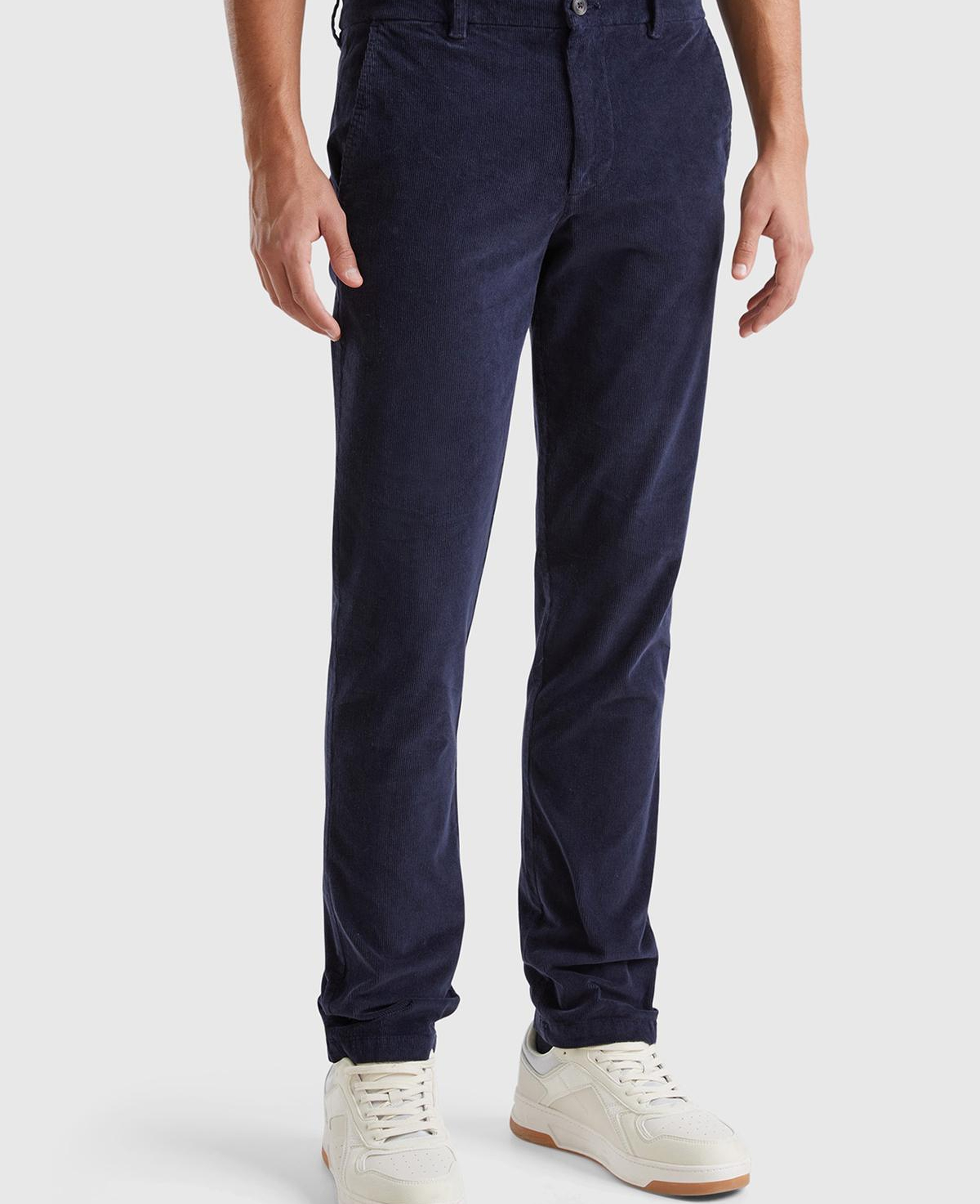 Erkek Lacivert Pamuk Karışımlı Arkası Biyeli Cepli Dar Kesim Kadife Pantolon