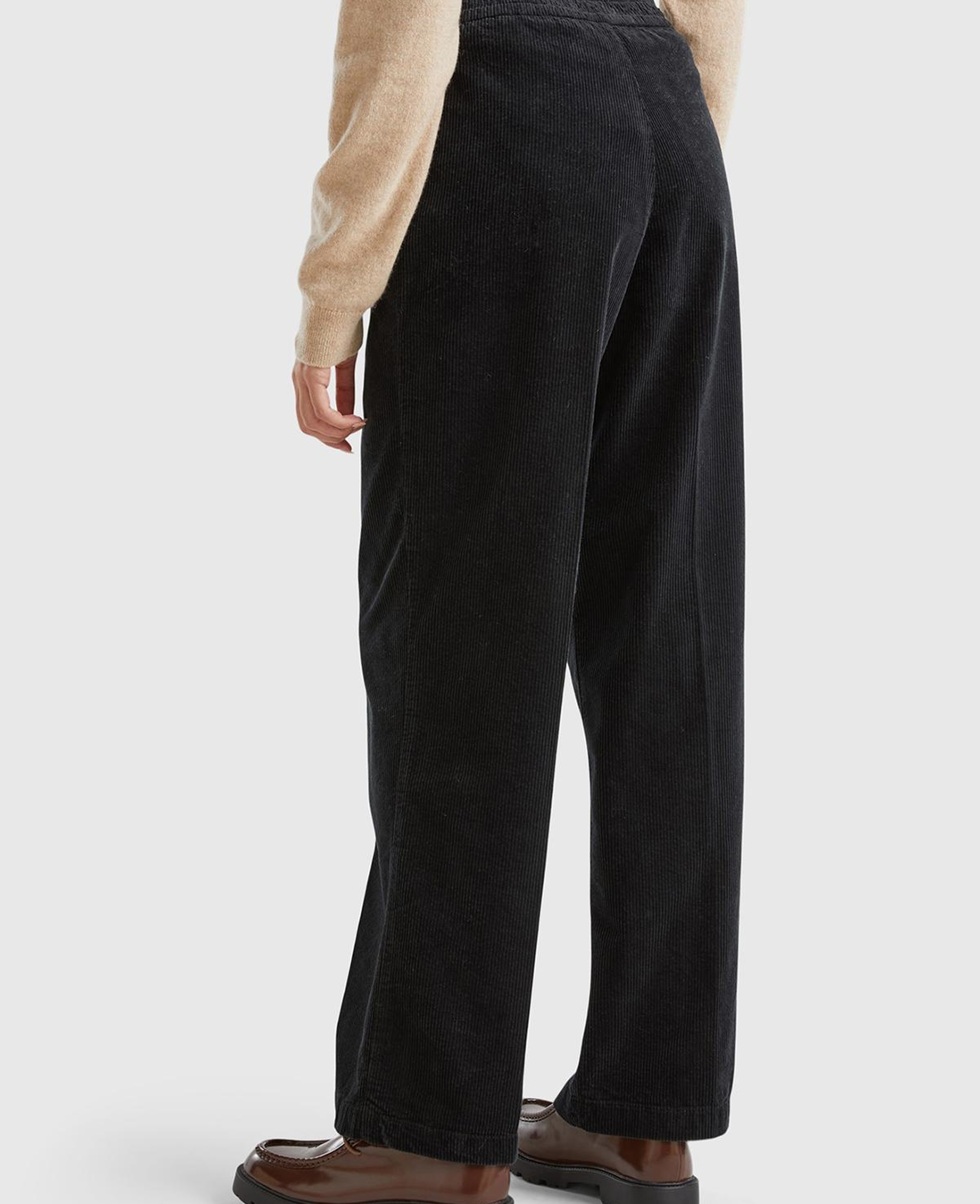 Kadın Siyah Pamuk Karışımlı Arkası Lastikli Cepli Geniş Paça Kadife Pantolon