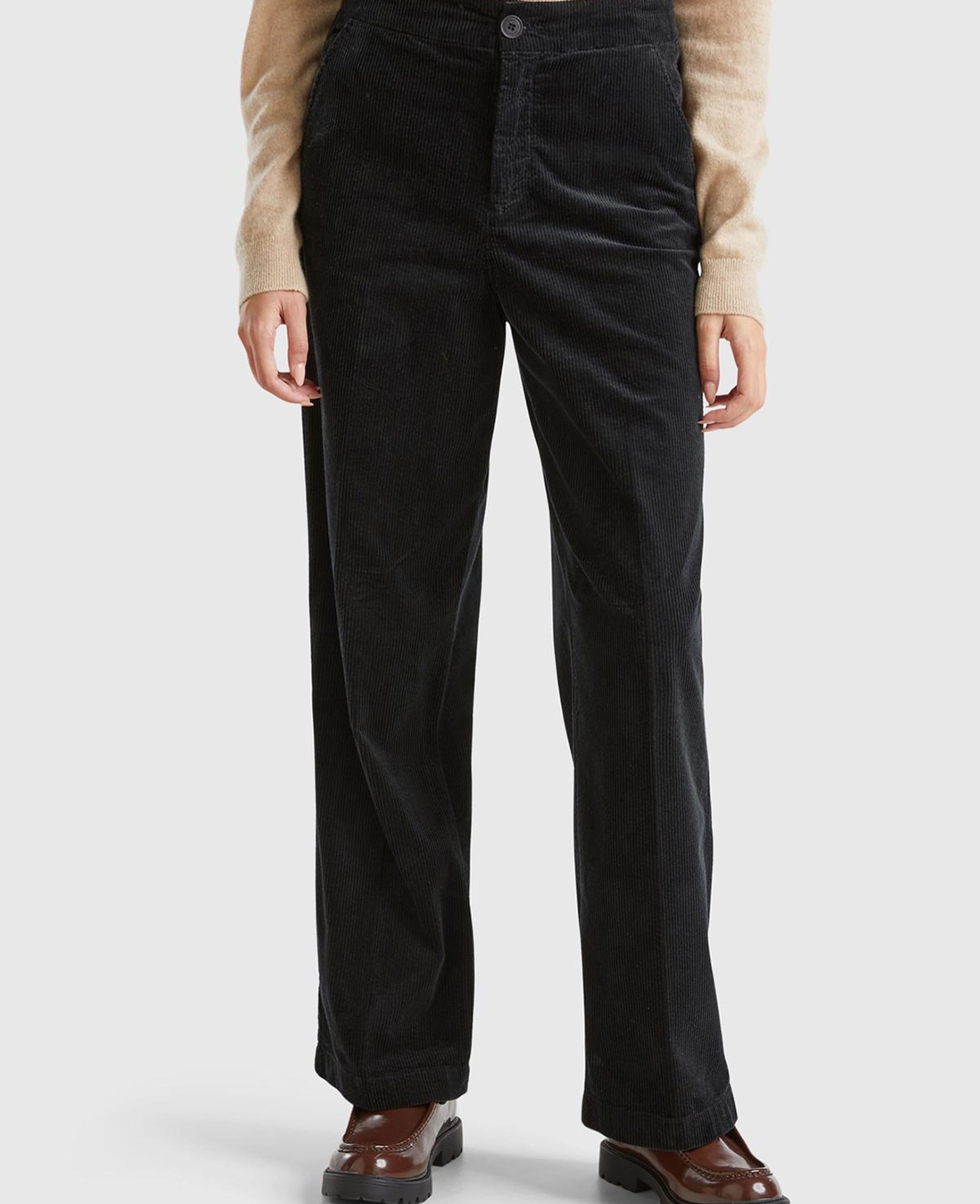 Kadın Siyah Pamuk Karışımlı Arkası Lastikli Cepli Geniş Paça Kadife Pantolon