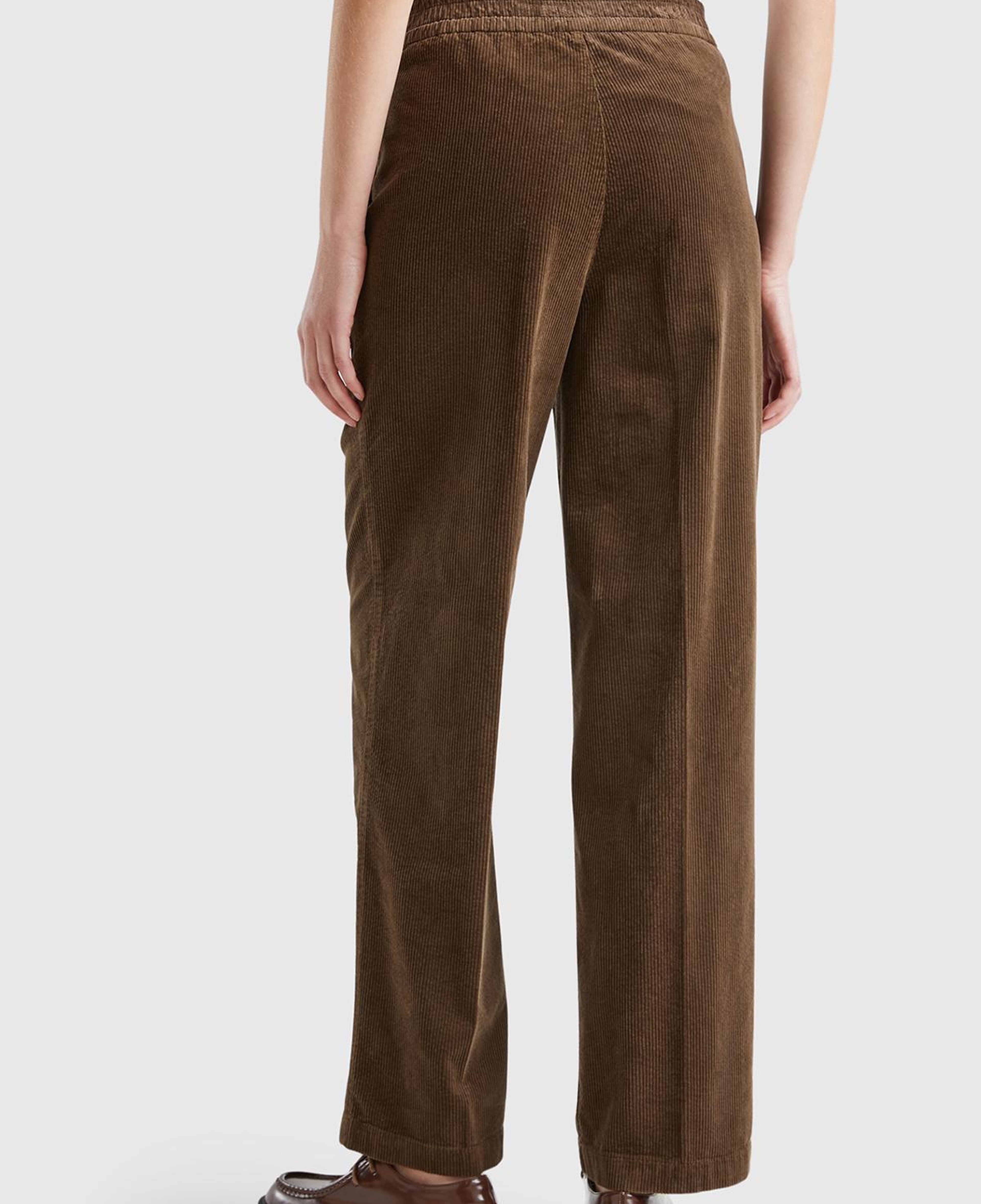 Kadın Koyu Kahverengi Pamuk Karışımlı Arkası Lastikli Cepli Geniş Paça Kadife Pantolon