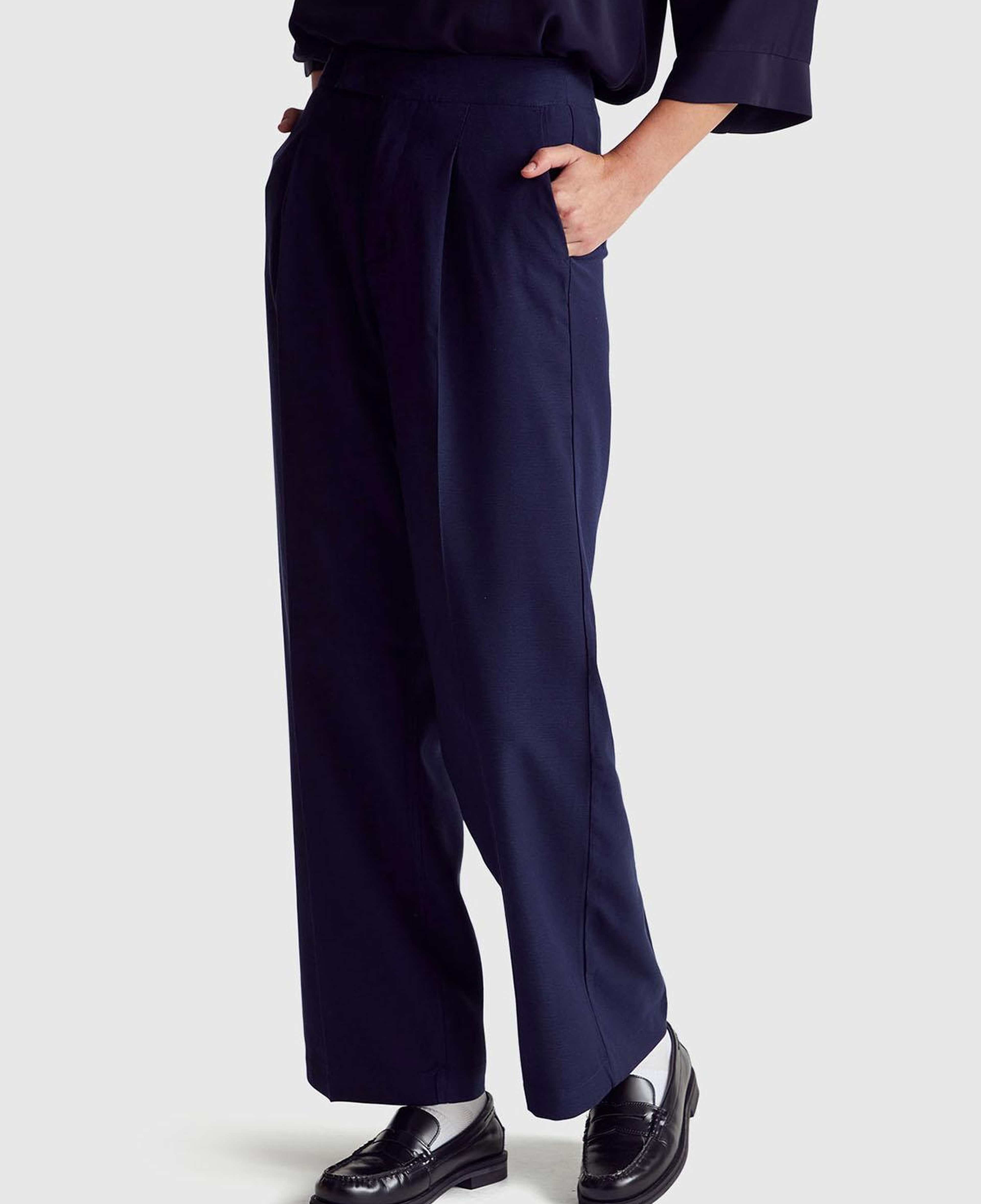 Kadın Lacivert Viskoz Karışımlı Arka Cep Detaylı Geniş Paça Pantolon