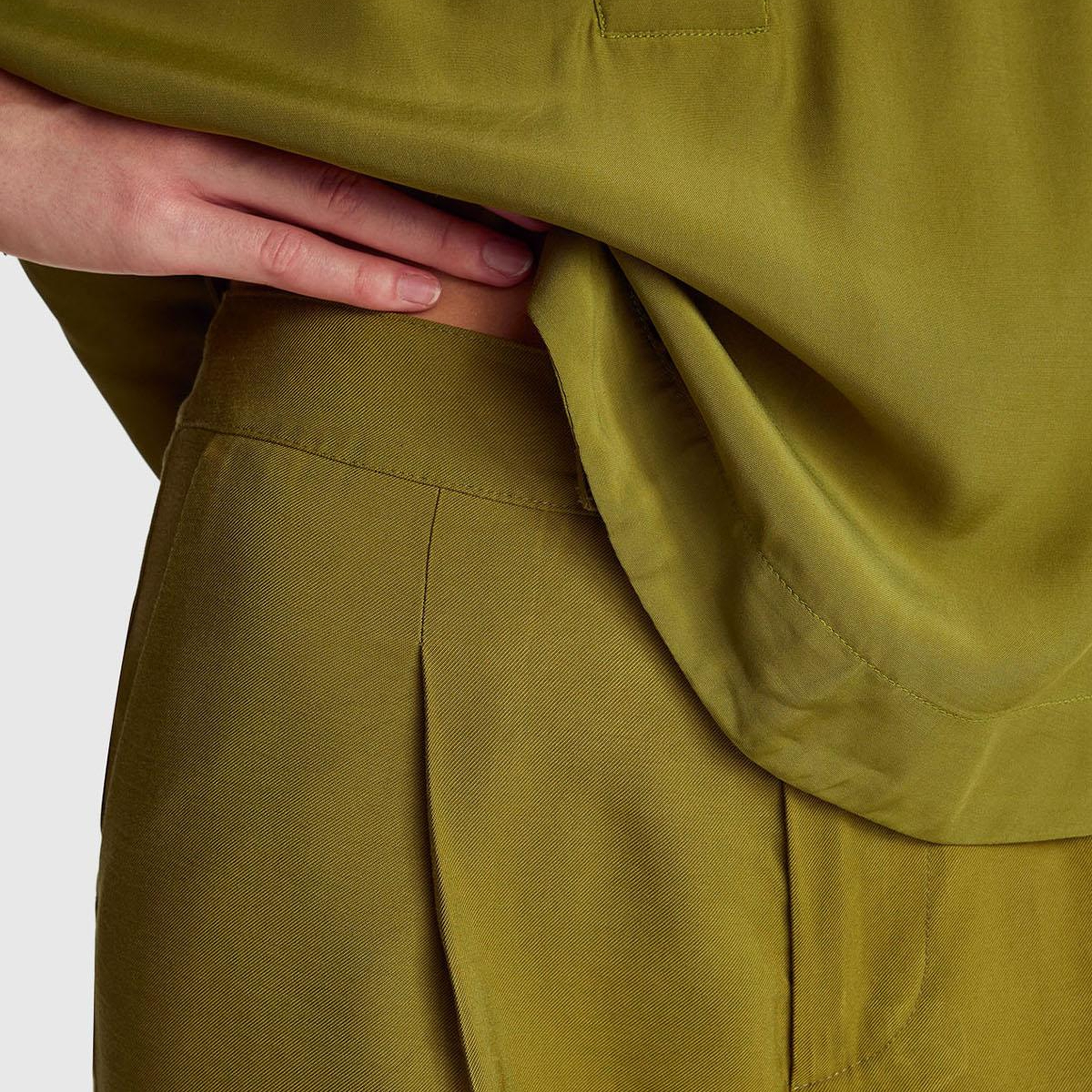 Kadın Haki Yeşili Viskoz Karışımlı Arka Cep Detaylı Geniş Paça Pantolon