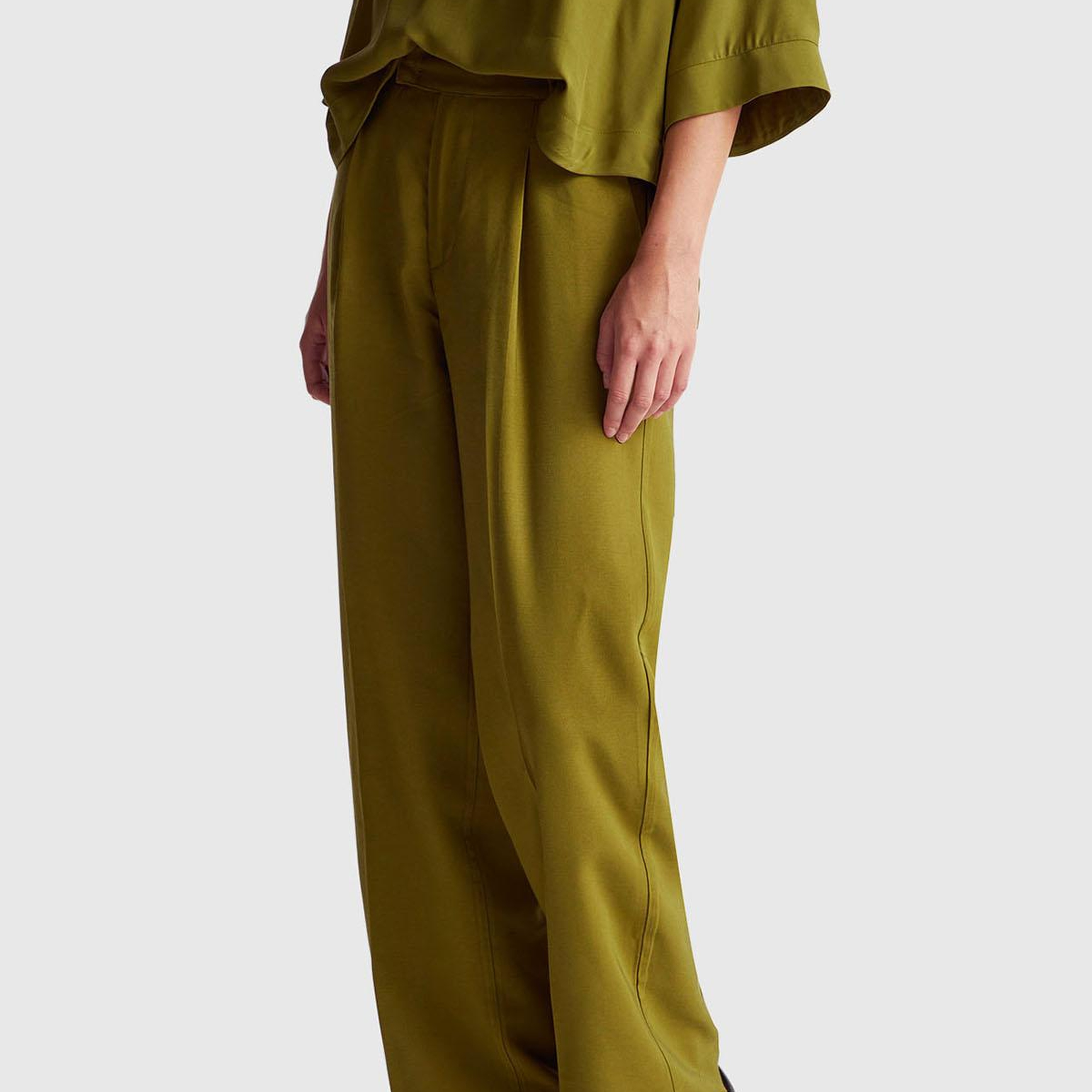 Kadın Haki Yeşili Viskoz Karışımlı Arka Cep Detaylı Geniş Paça Pantolon