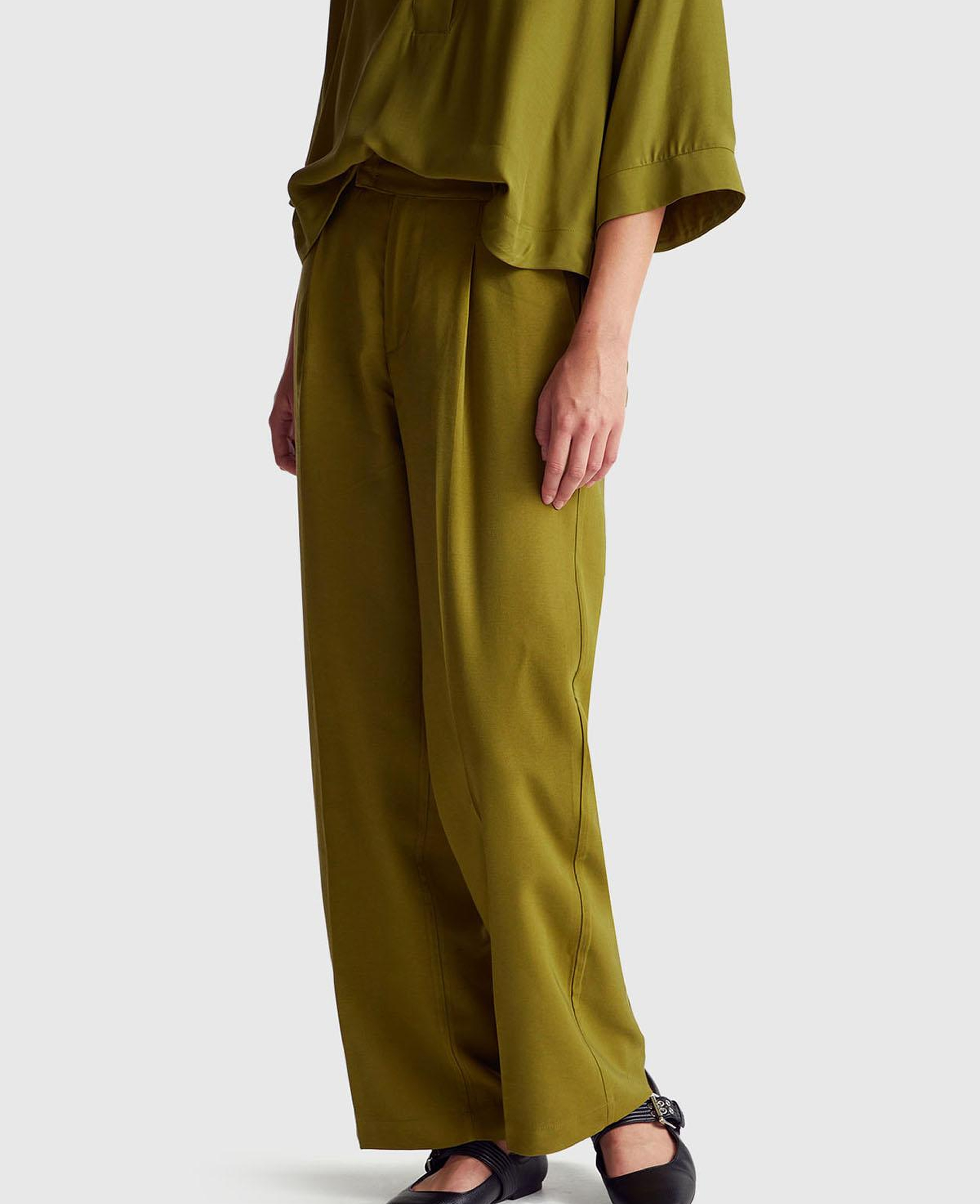 Kadın Haki Yeşili Viskoz Karışımlı Arka Cep Detaylı Geniş Paça Pantolon