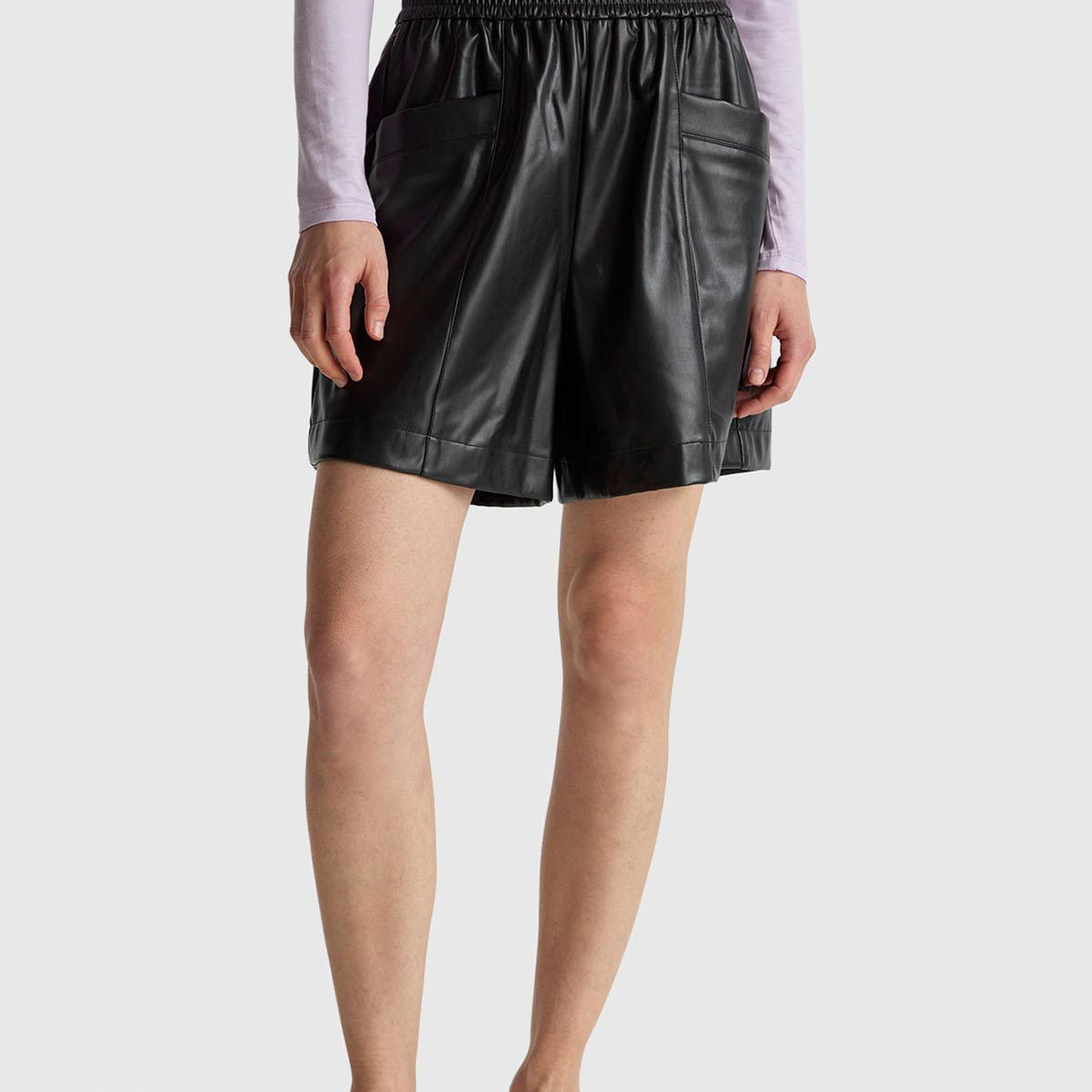 Kadın Siyah Deri Görünümlü Cep Detaylı Beli Lastikli Bermuda Şort