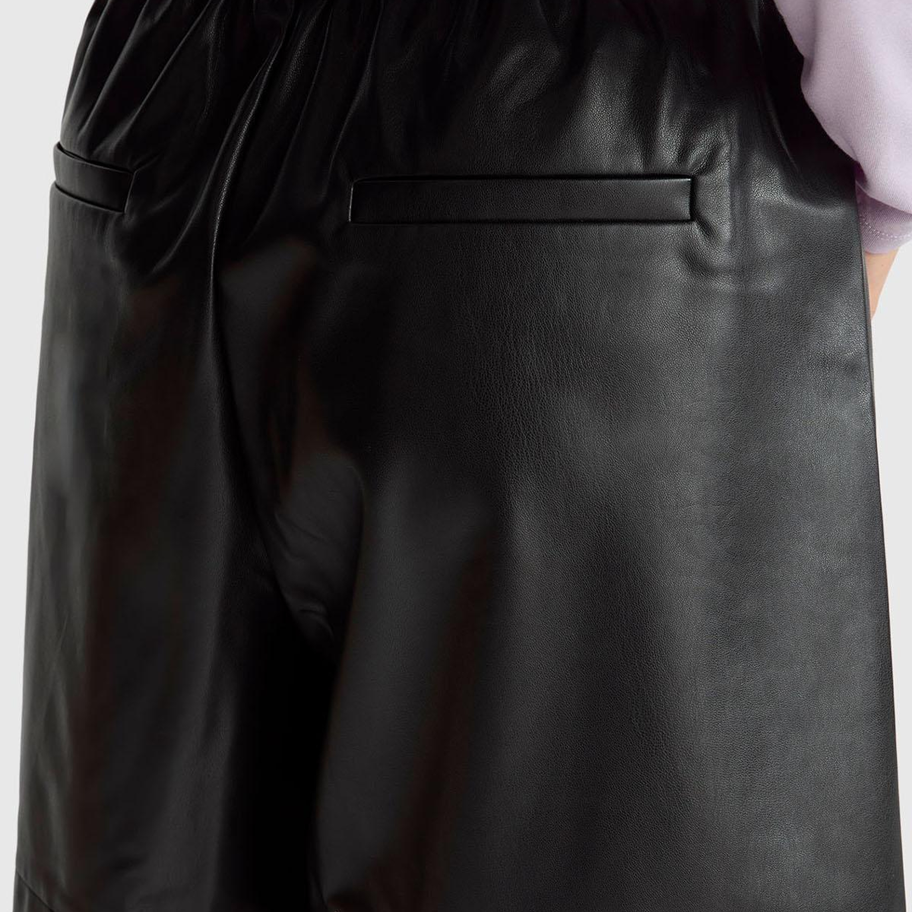 Kadın Siyah Deri Görünümlü Cep Detaylı Beli Lastikli Bermuda Şort