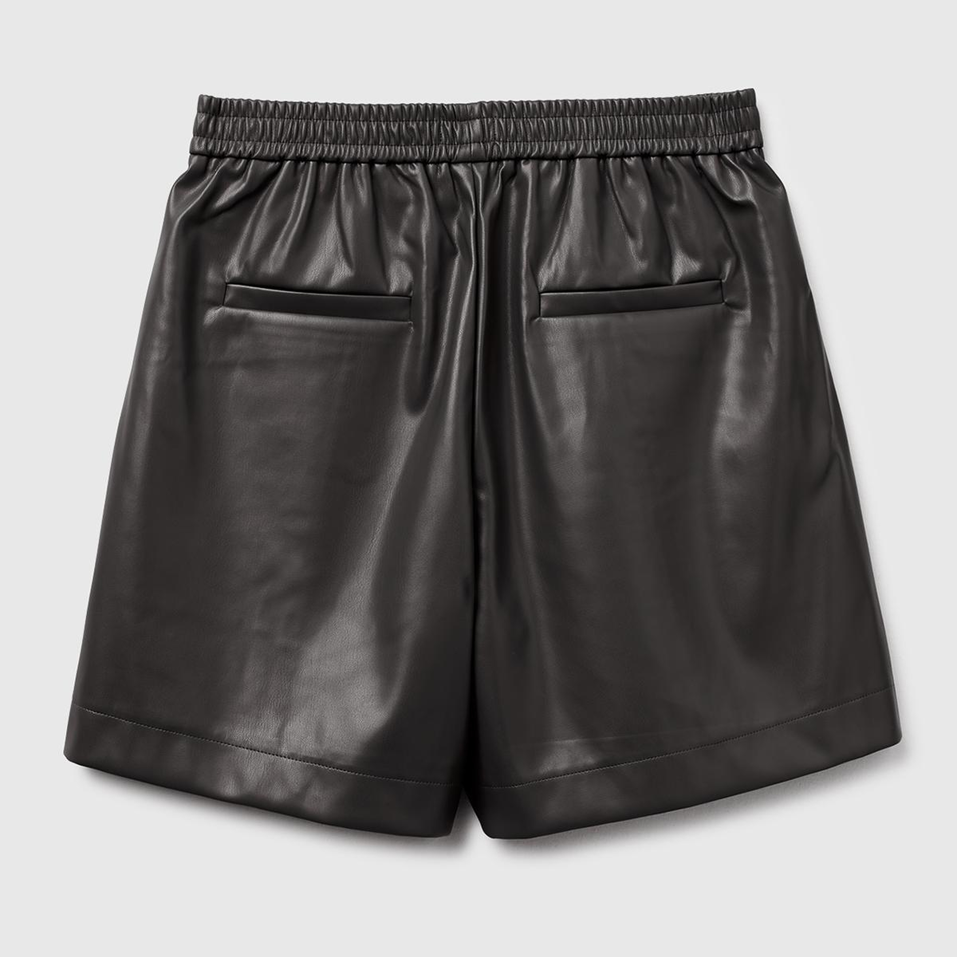 Kadın Siyah Deri Görünümlü Cep Detaylı Beli Lastikli Bermuda Şort