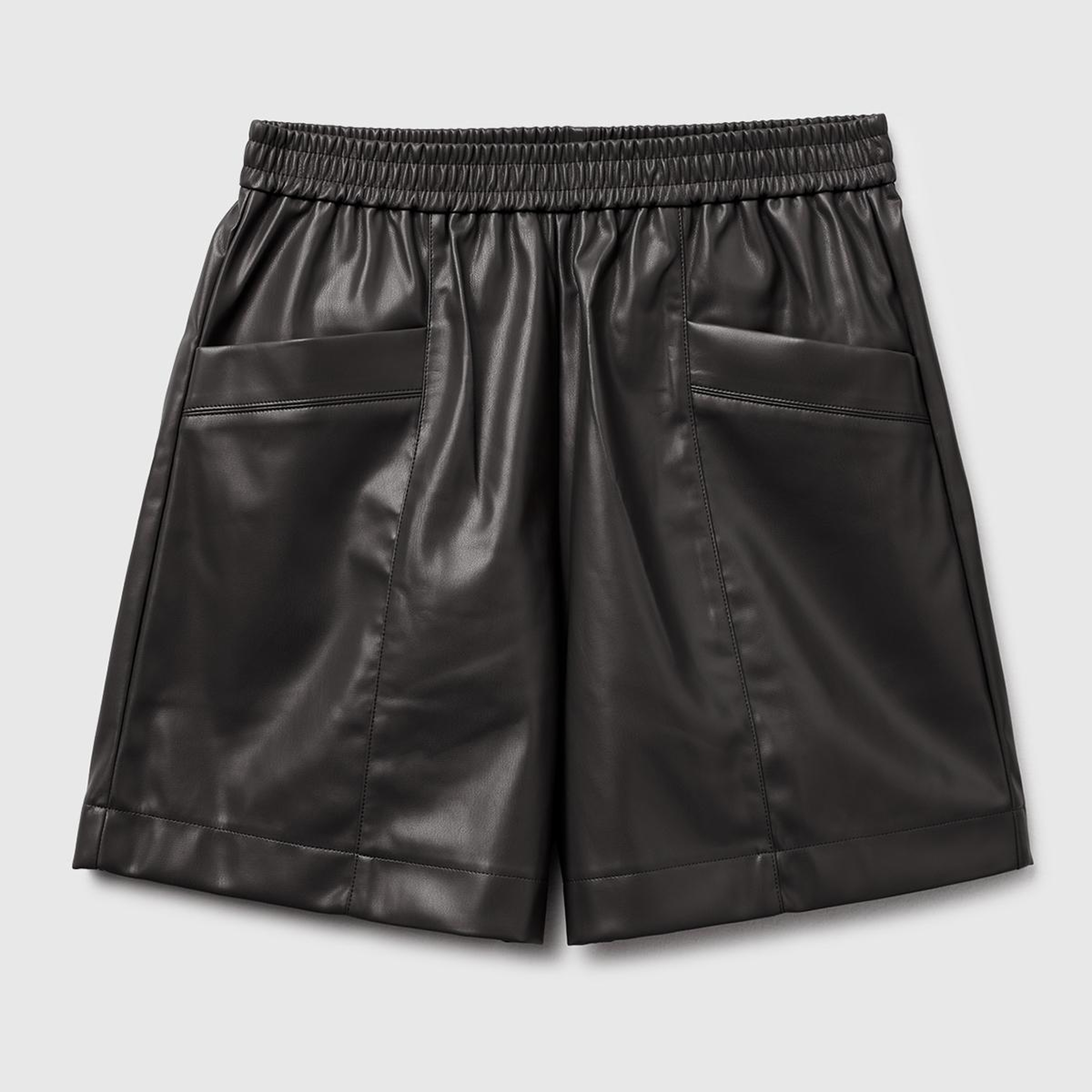 Kadın Siyah Deri Görünümlü Cep Detaylı Beli Lastikli Bermuda Şort