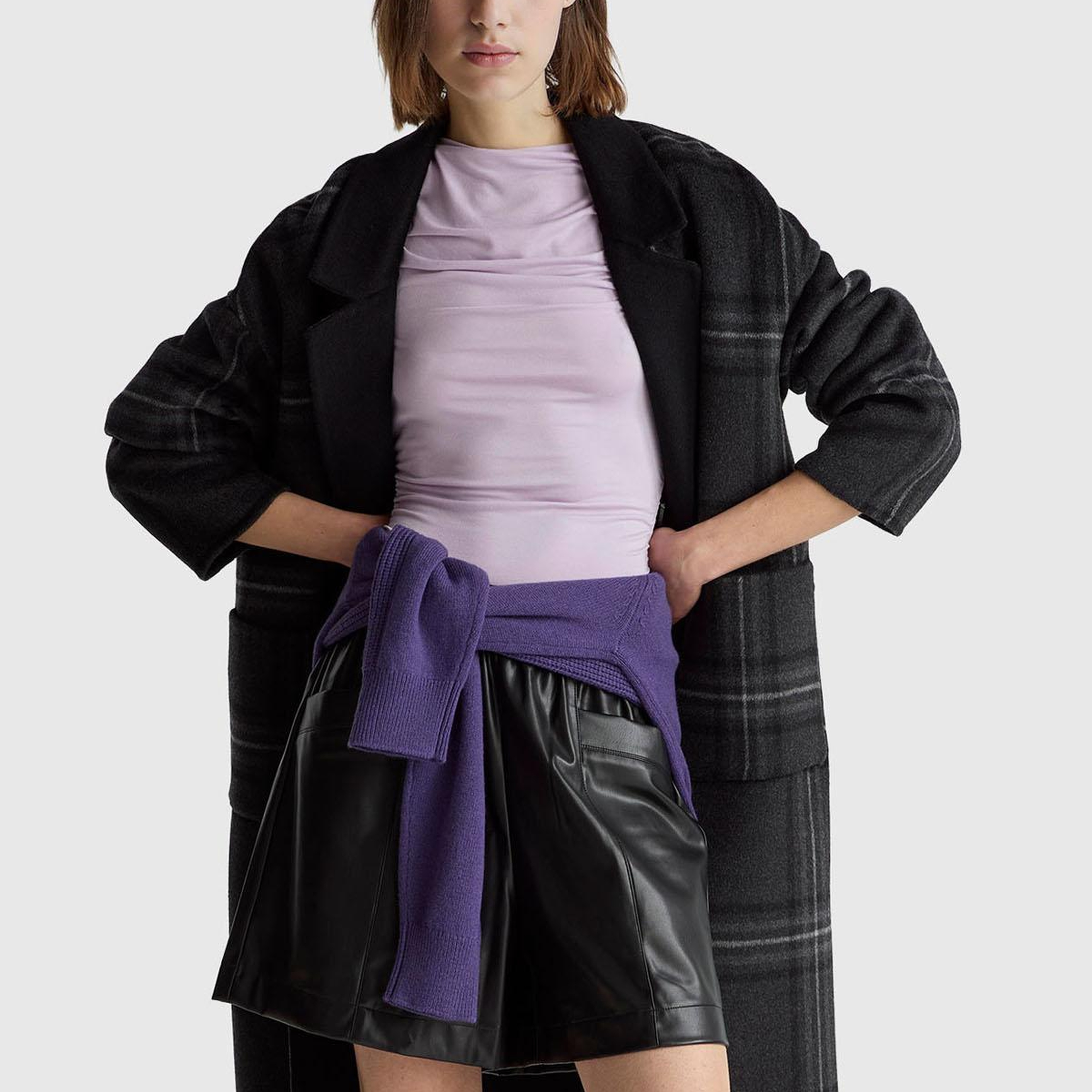 Kadın Siyah Deri Görünümlü Cep Detaylı Beli Lastikli Bermuda Şort