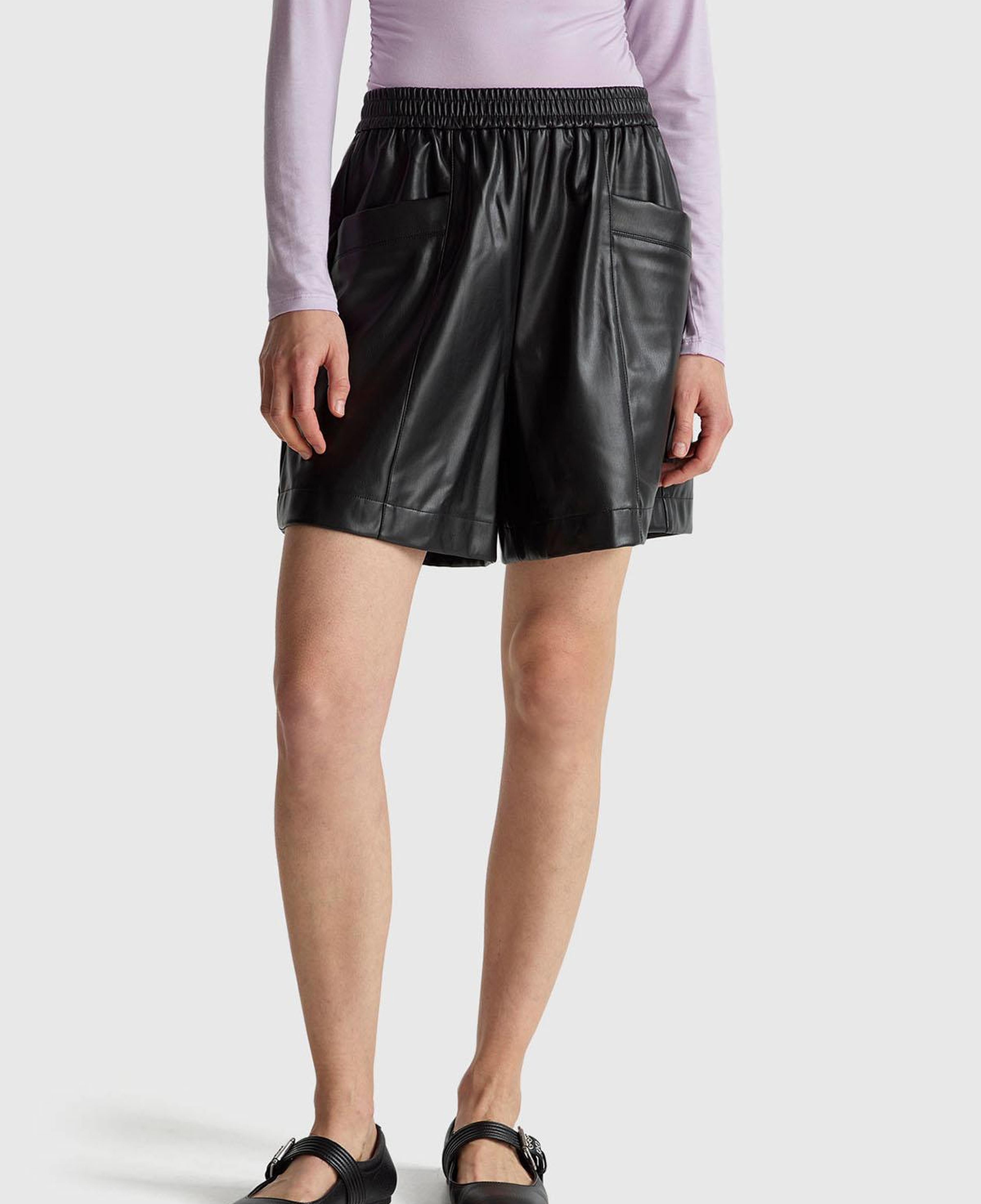 Kadın Siyah Deri Görünümlü Cep Detaylı Beli Lastikli Bermuda Şort