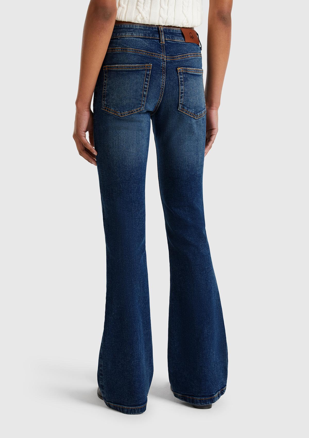 Kadın Koyu Mavi Streç Pamuklu Cepli Normal Bel İspanyol Paça Denim Pantolon